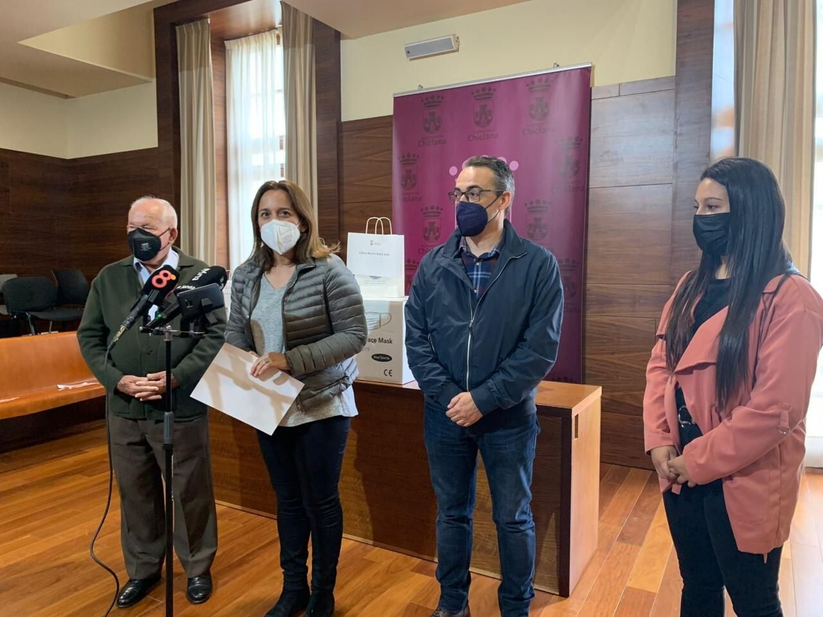 Momento del acto de entrega de mascarillas en el salón de plenos Consistorio chiclanero.