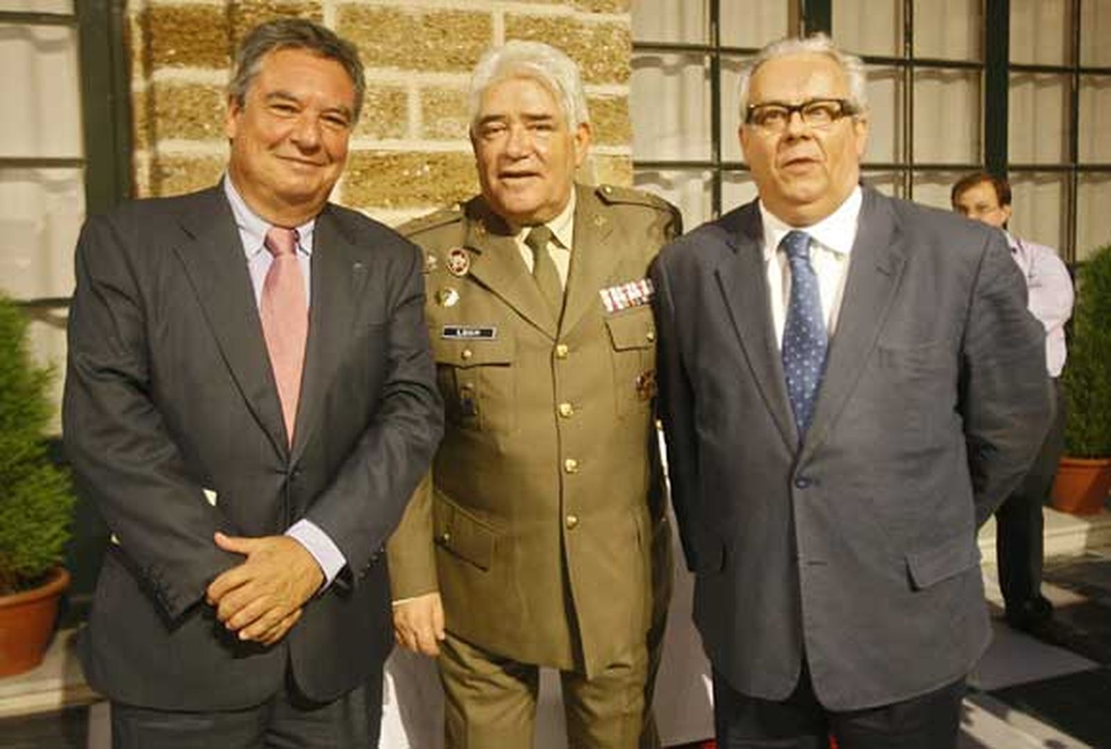 Jesús Alfaro, jede de Prensa de Navantia, el gobernador militar Antonio León, y José Manuel Jareno, decano de los Abogados

Foto: Joaquin Pino