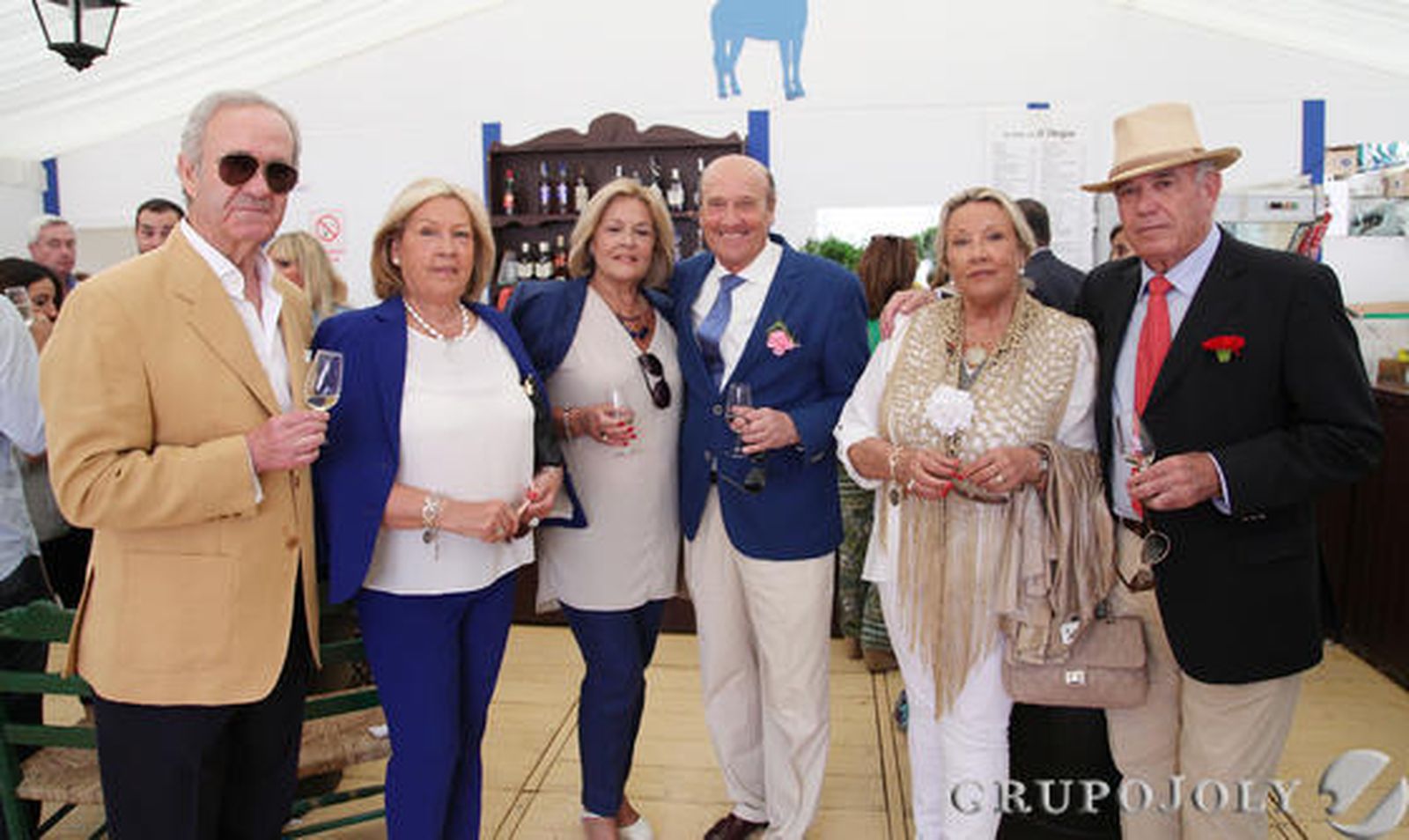 Los miembros de la peña El Fandango, Cándido Jordi, Ángeles Oliva, José Luis Coiras, Juana Oliva, Manuel Rodríguez e Isabel Oliva, ayer en la caseta de este periódico.

Foto: Vanesa Lobo