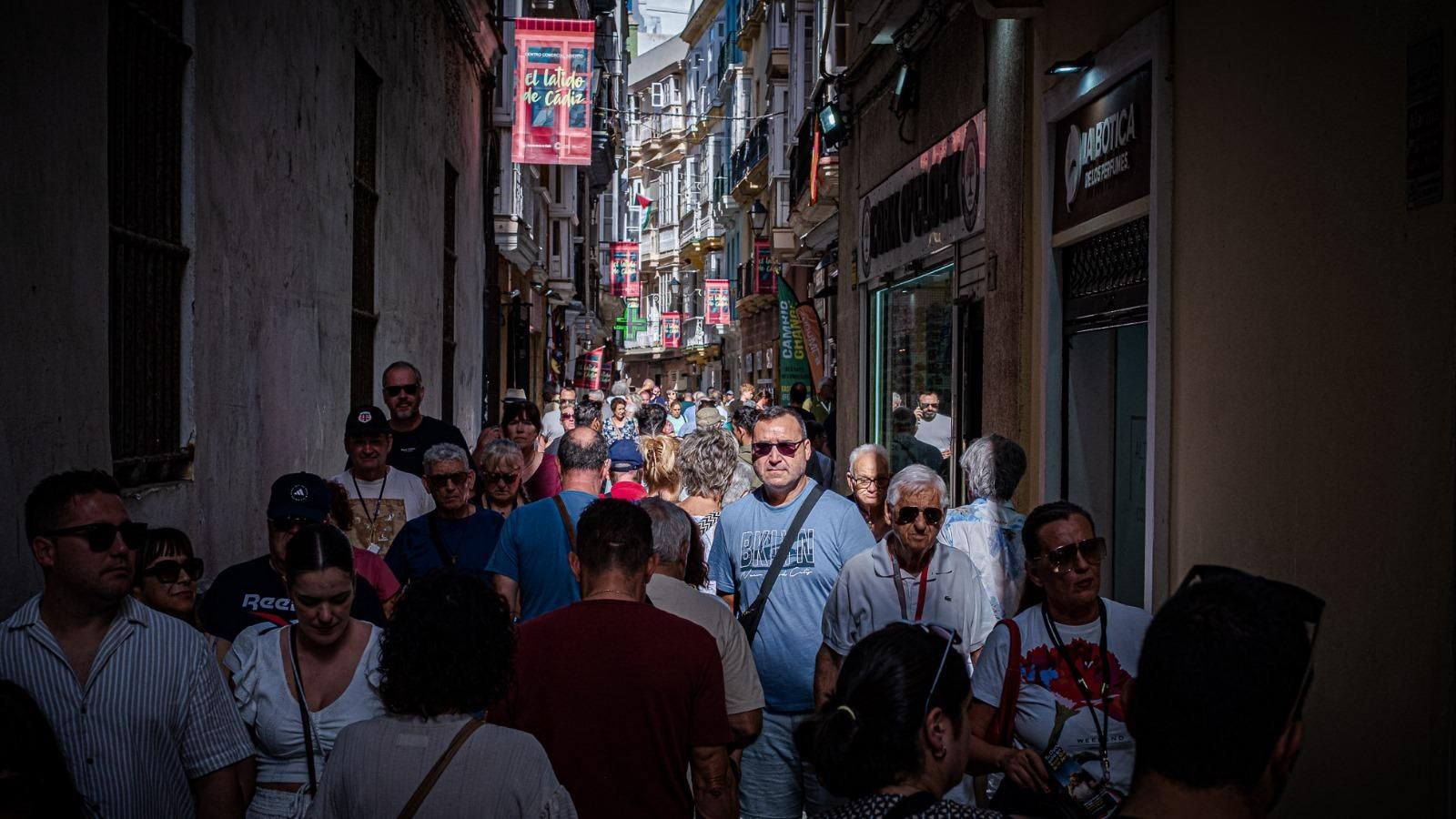 Cruceristas por el centro de Cádiz, en una de las últimas concentraciones de barcos en el Muelle.
