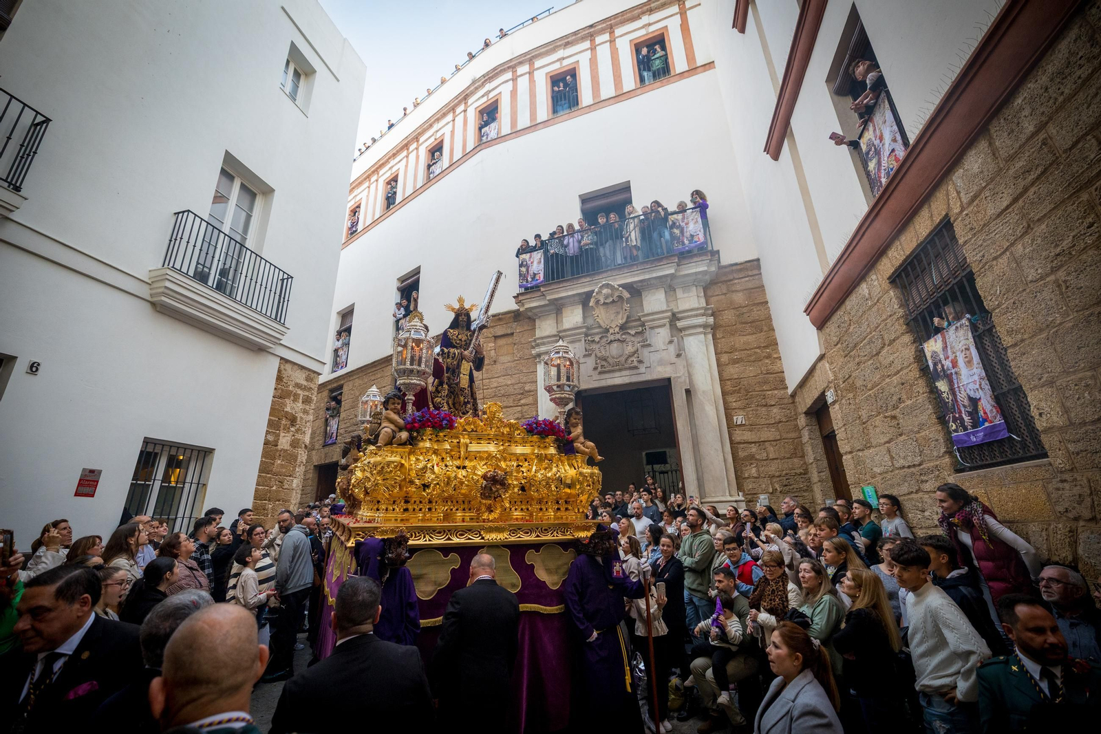Imágenes de la salida del Nazareno en la Semana Santa de Cádiz 2025