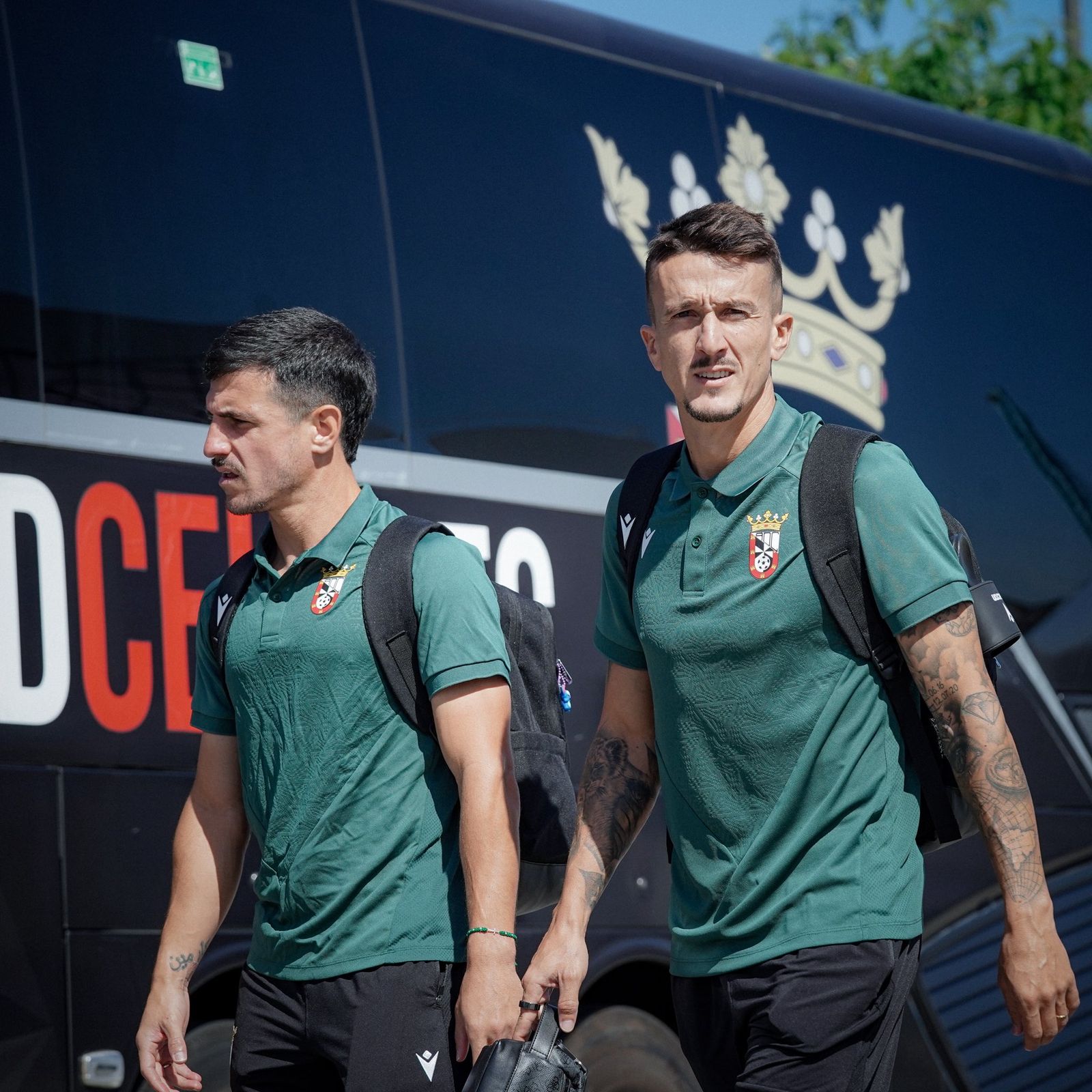 Salvi (d), junto a Matos rumbo al autobús del Ceuta.