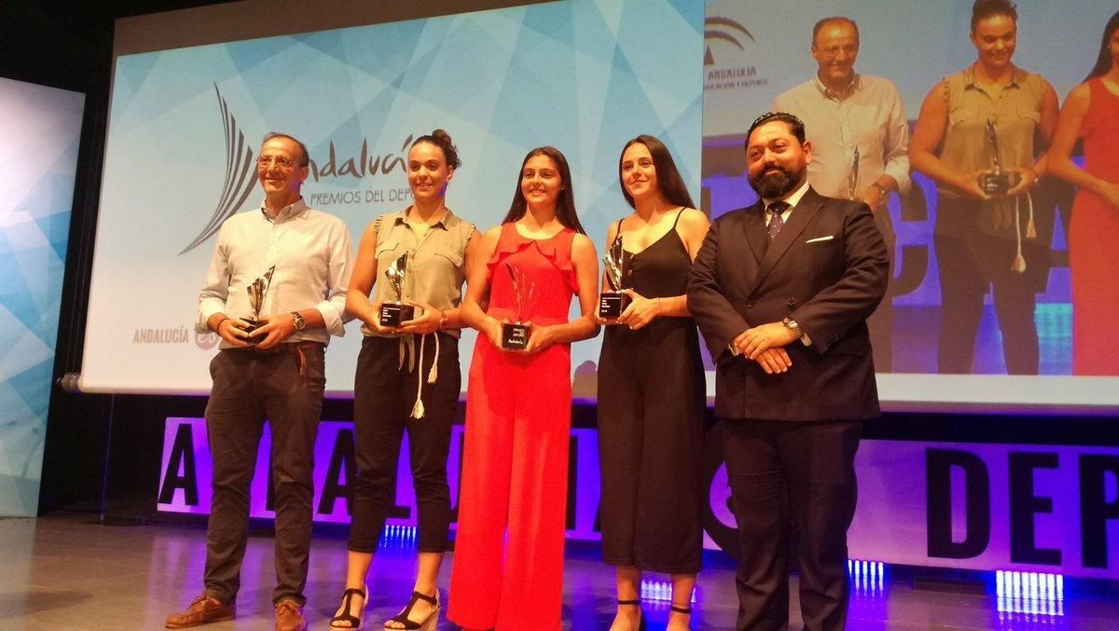 Teresa Mérida, junto a dos de sus compañeras en la selección española sub-17.