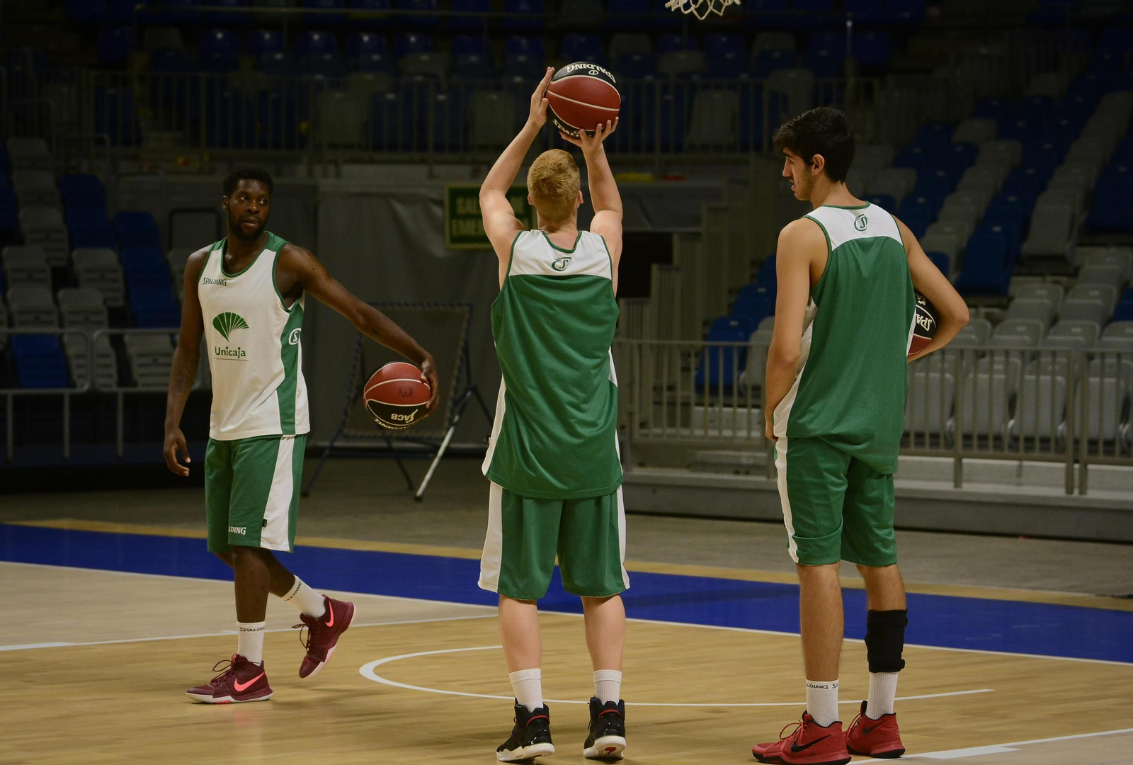 Soluade, Alberto Díaz e Ignacio Rosa, en un entrenamiento del Unicaja.