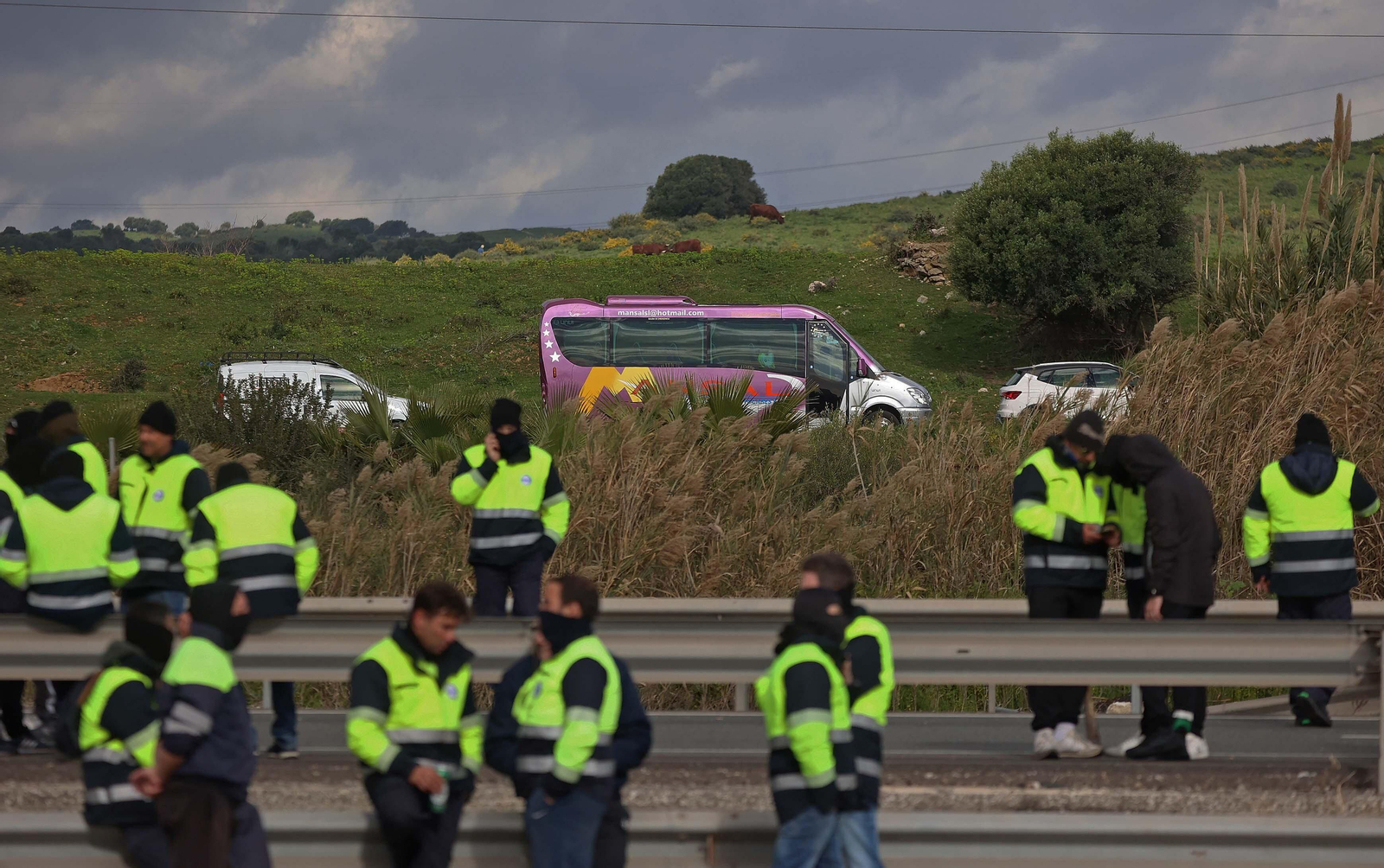 Imágenes del corte de la A7 por los huelguistas de Acerinox tras las negociaciones en el Consejo Andaluz de Relaciones Laborales