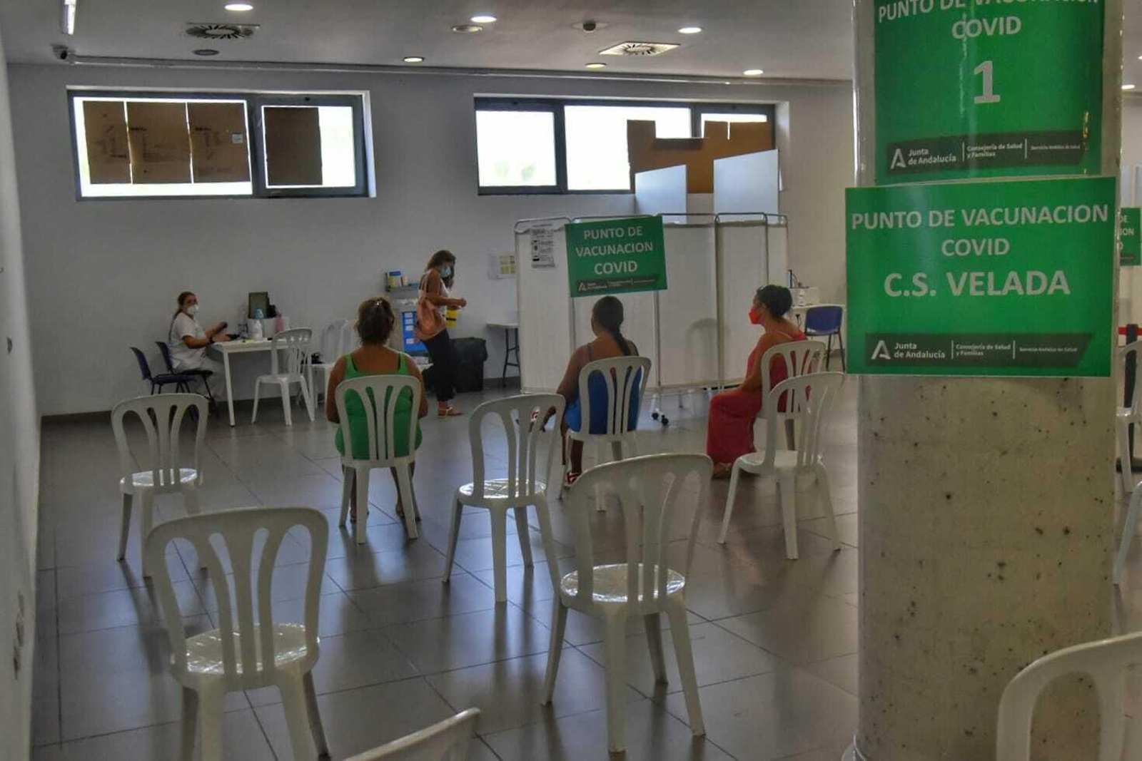 Varias personas esperan tras ser vacunadas este miércoles en La Línea.