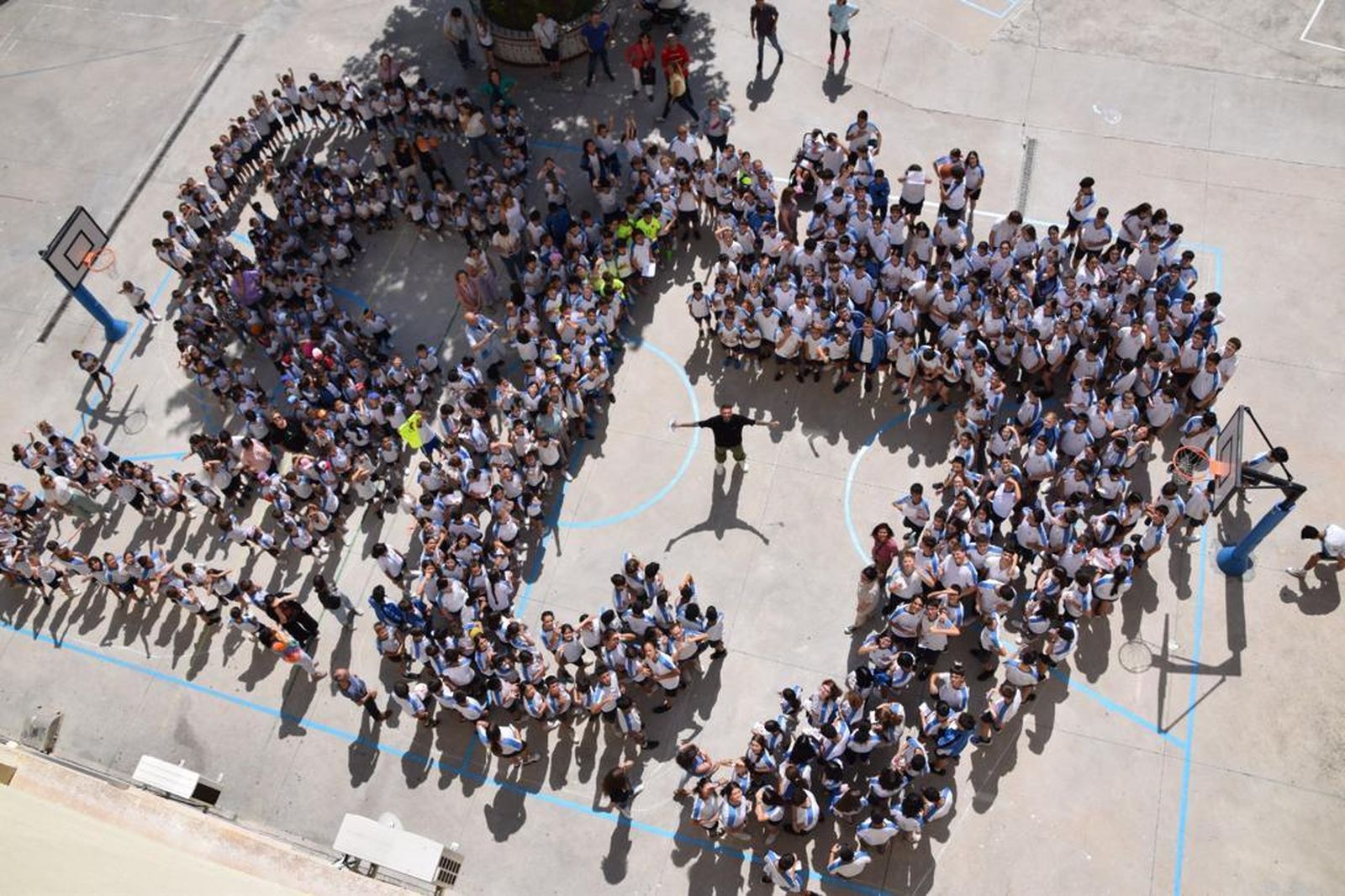 Samu Castillejo posa con los asistentes a la charla.