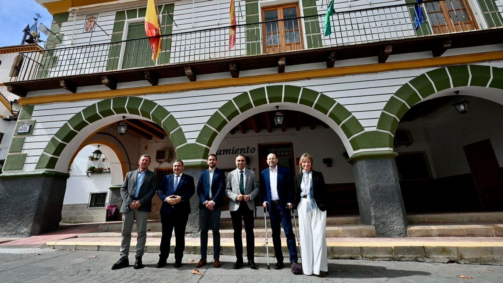 Imagen de archivo de una visita del presidente de la Diputación, Francis Rodríguez (3d), flanqueado por el ahora alcalde de Gor, José Antonio Lozano, a su izquierda, y su antecesor y en la actualidad primer teniente de alcalde, Ambrosio Molina