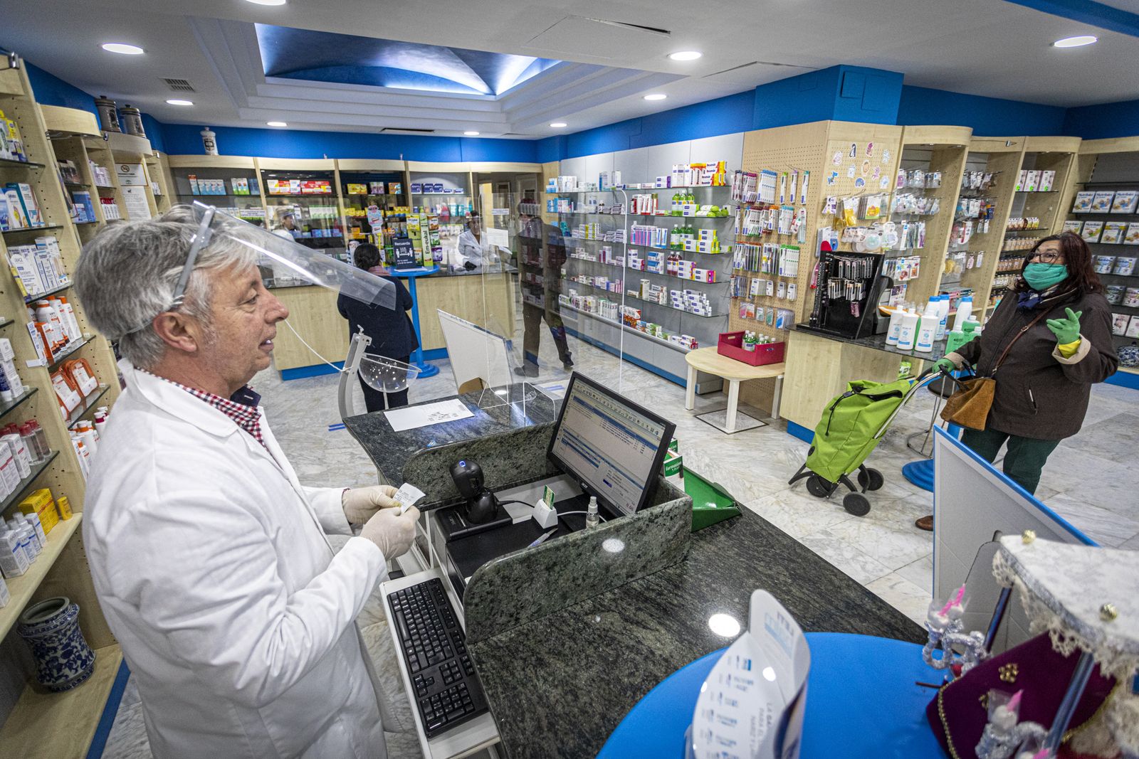 Comercios abiertos en el barrio la laguna bajo el estado de alarma
