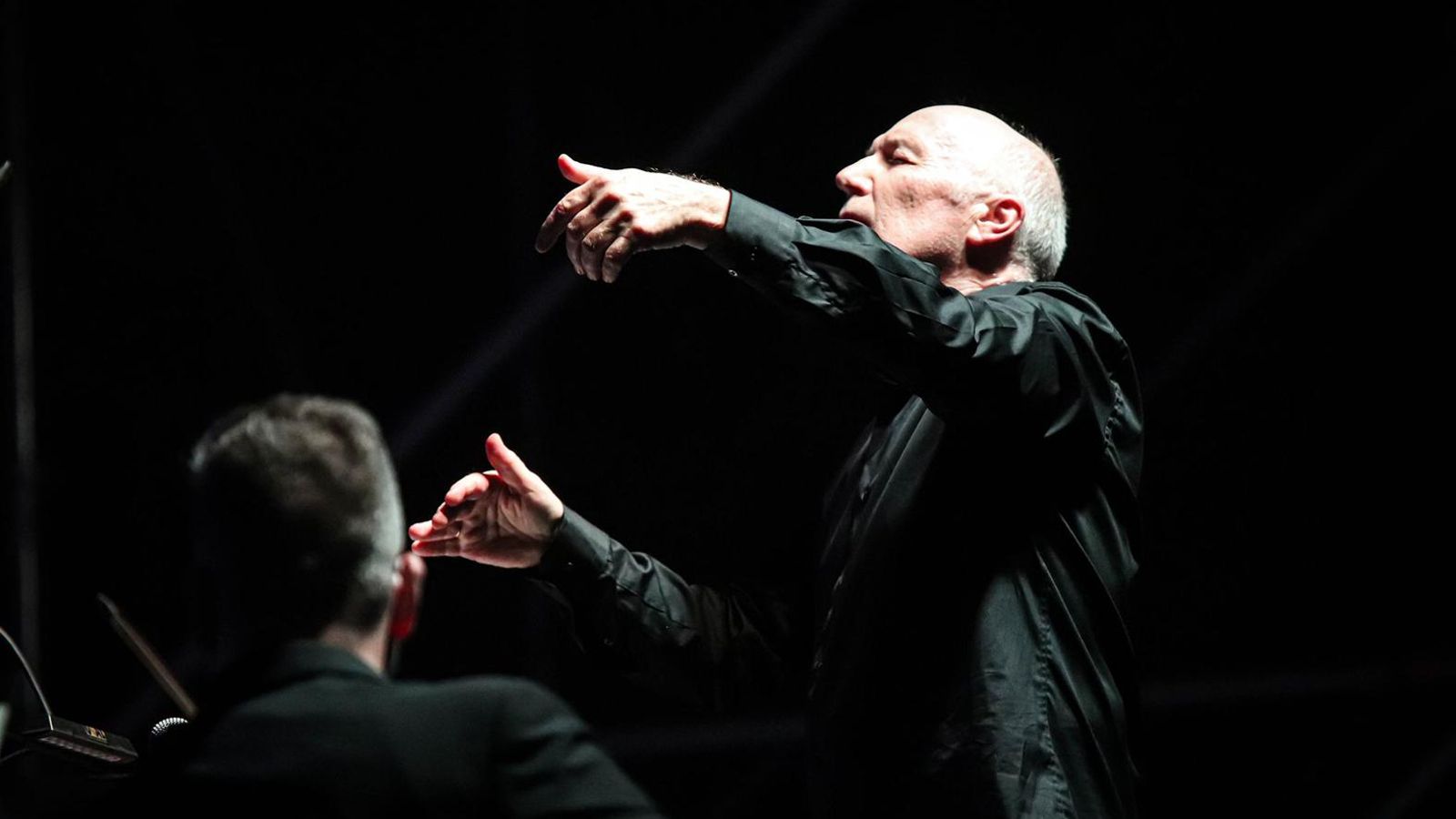 Michael Thomas dirigiendo con maestría la OCAL.