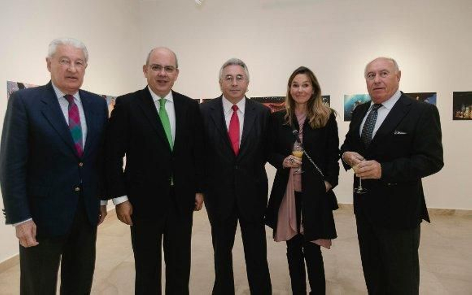 Javier Sánchez Rojas posa junto a su antecesor en el cargo, Miguel González Saucedo, acompañados de Miguel Nuche, presidente del Casino Gaditano, María del Mar Martínez y Miguel González Díaz. 

Foto: Lourdes de Vicente