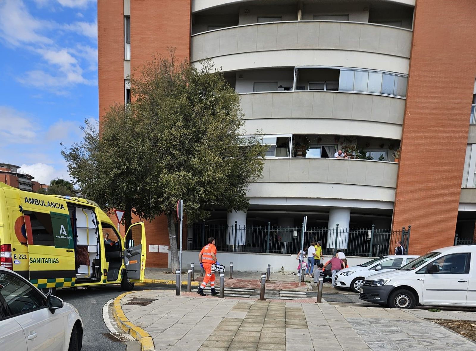 Los sanitarios atendieron al niño que se cayó desde un cuarto piso en Jardines de Hércules