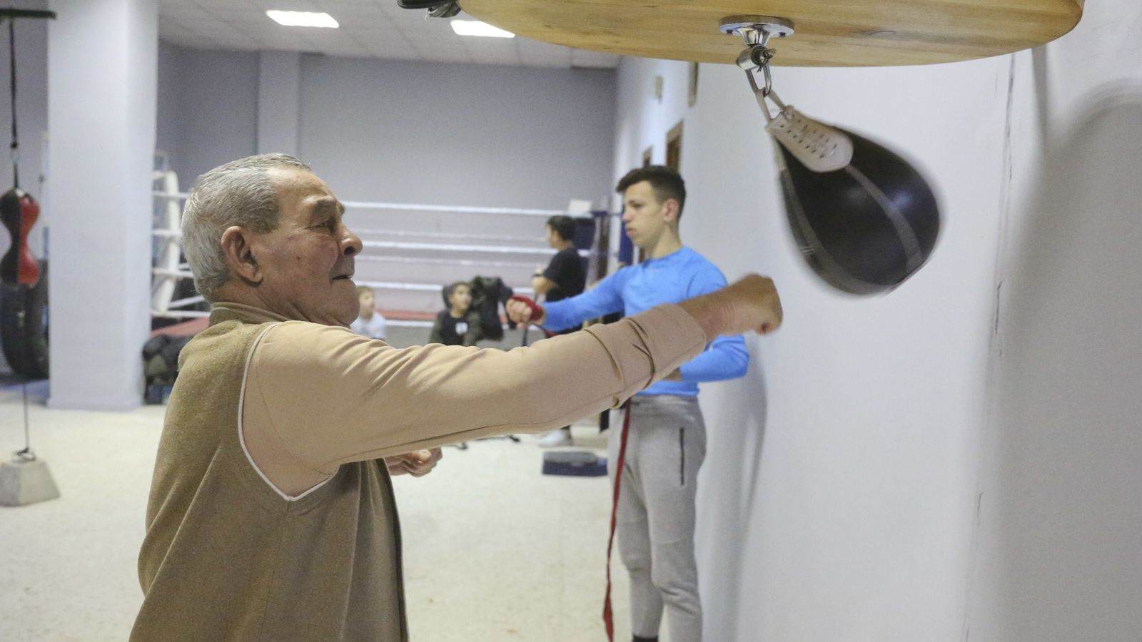 Distintas generaciones en el gimnasio.