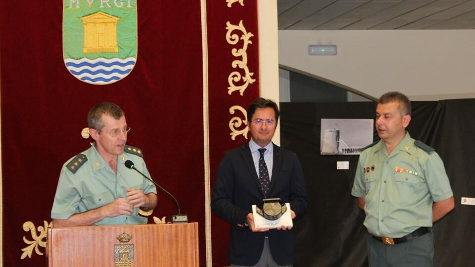 Francisco Góngora recibió un tricornio de recuerdo de manos de los mandos de la Benemérita.