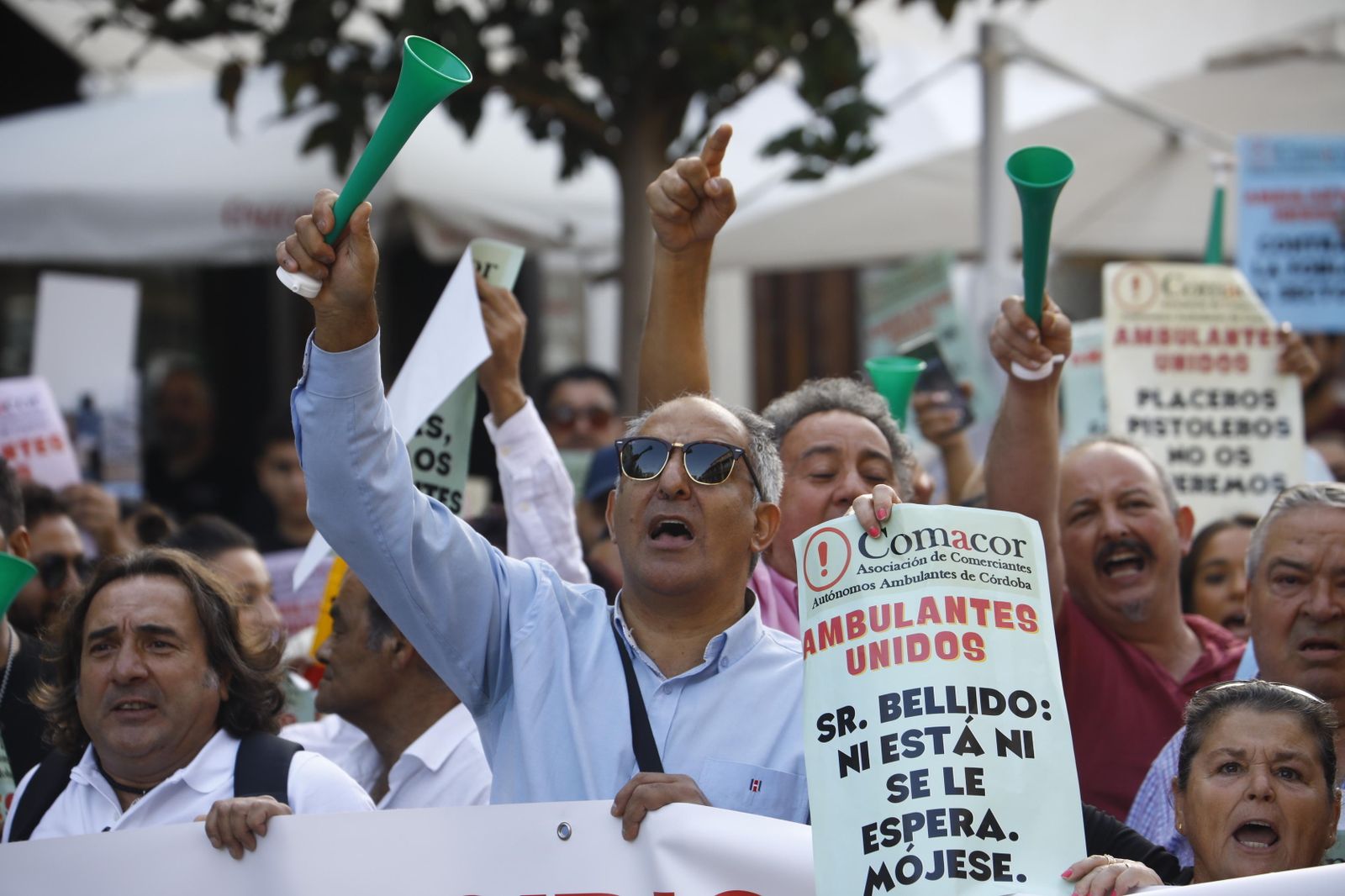 La protesta de los comerciantes ambulantes en Córdoba, en imágenes