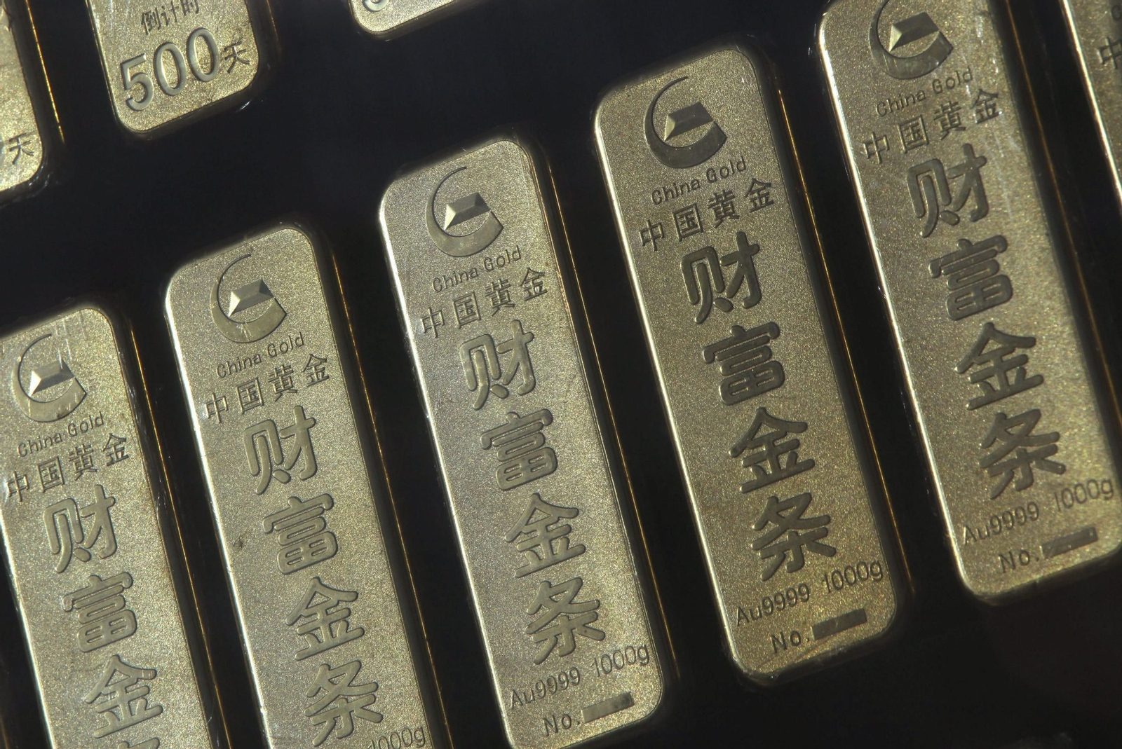 El oro marca un nuevo récord cerca de los 3.945 dólares por onza