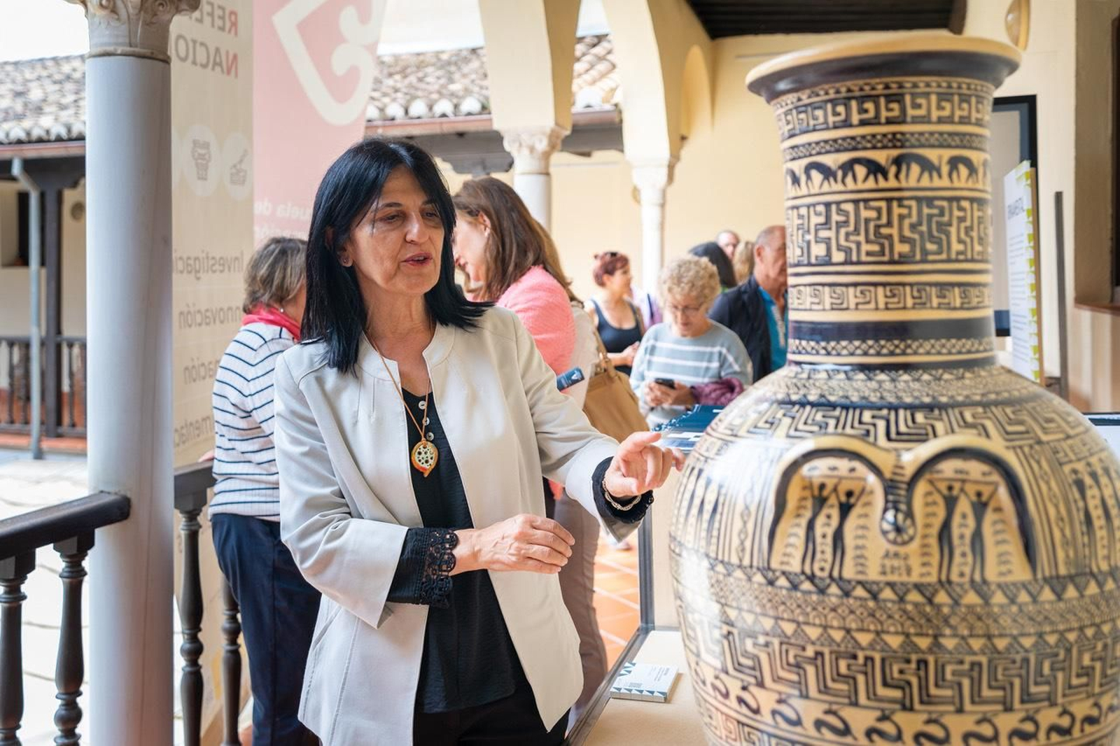 Inmaculada López contempla una de las piezas de 'Artesanía con A de Andalucía'.
