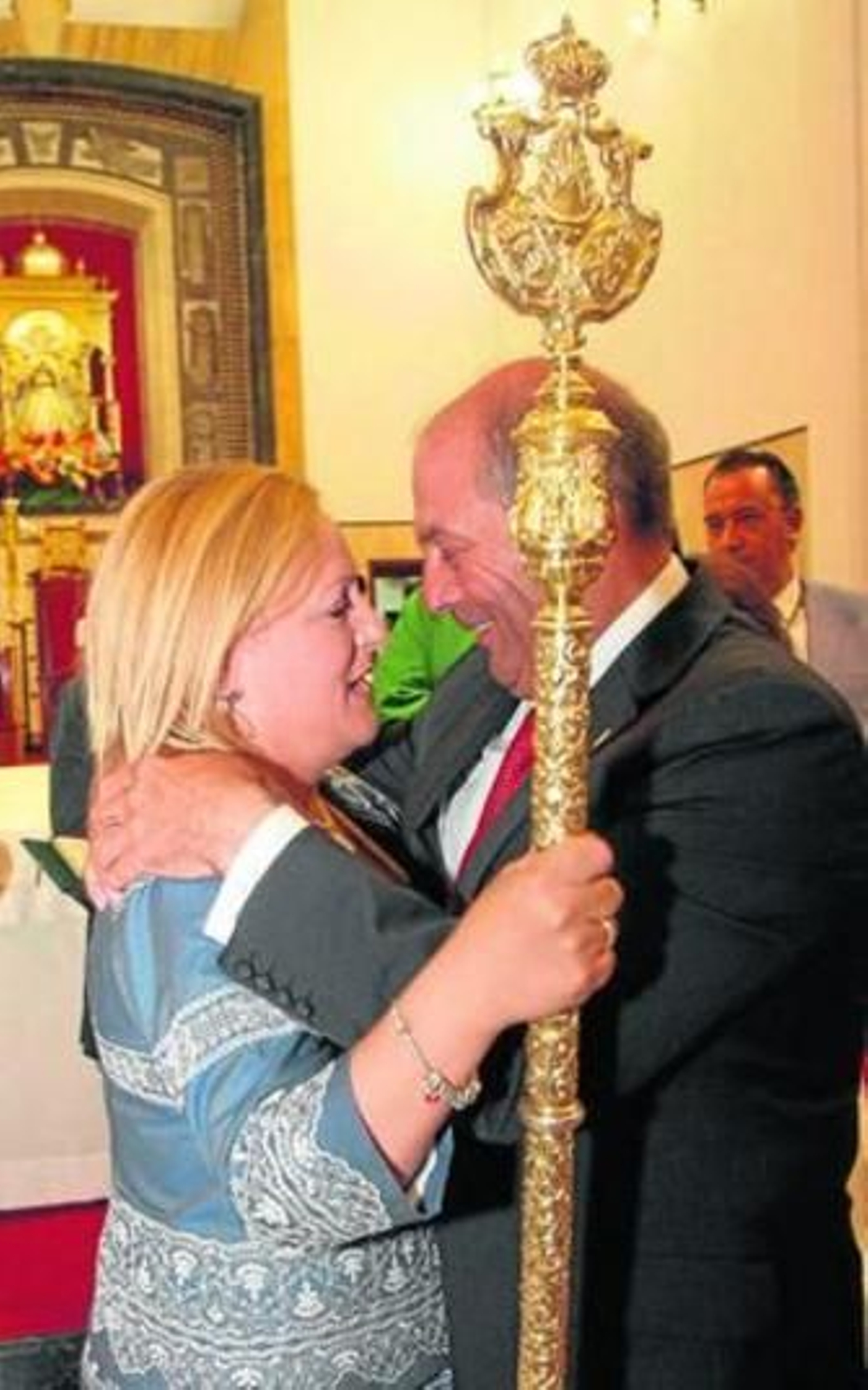 Cinta Gómez toma el relevo de Francisco Zambrano ante la atenta mirada de numerosos hermanos.