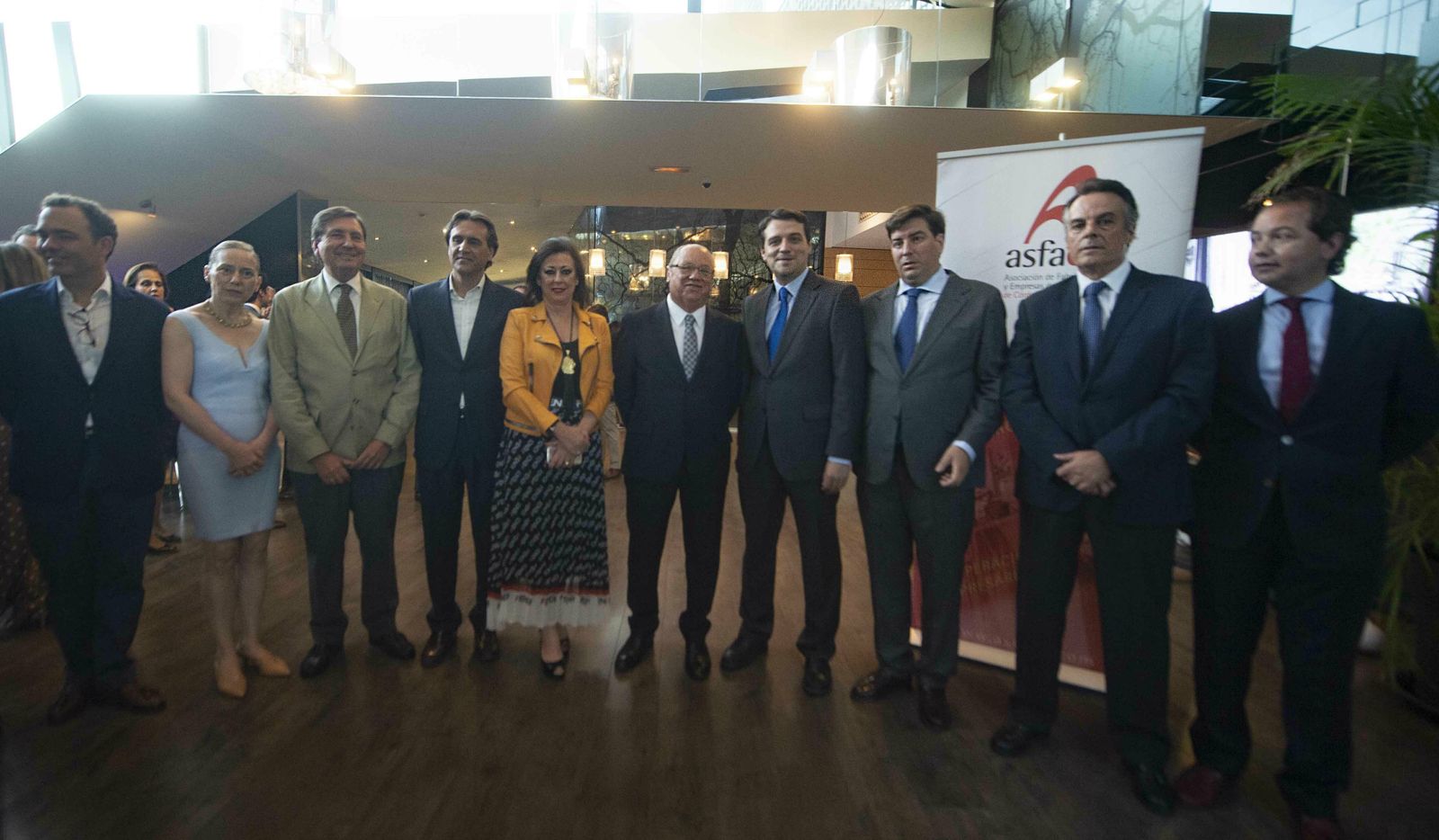 Los presidentes entrante y saliente junto al alcalde y miembros de la junta directiva de Asfaco.