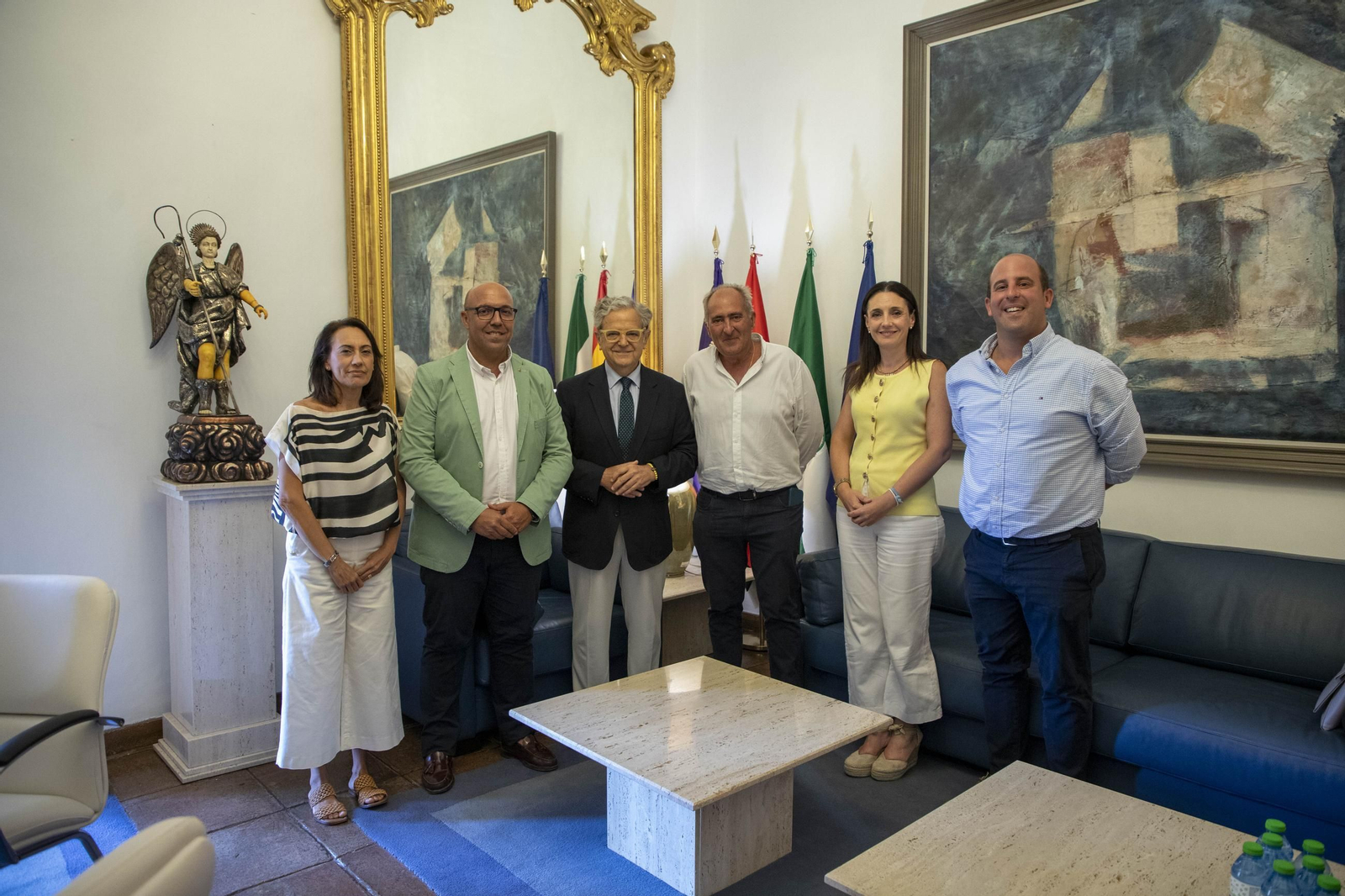 Autoridades posan durante el acto de firma de la obra del polígono