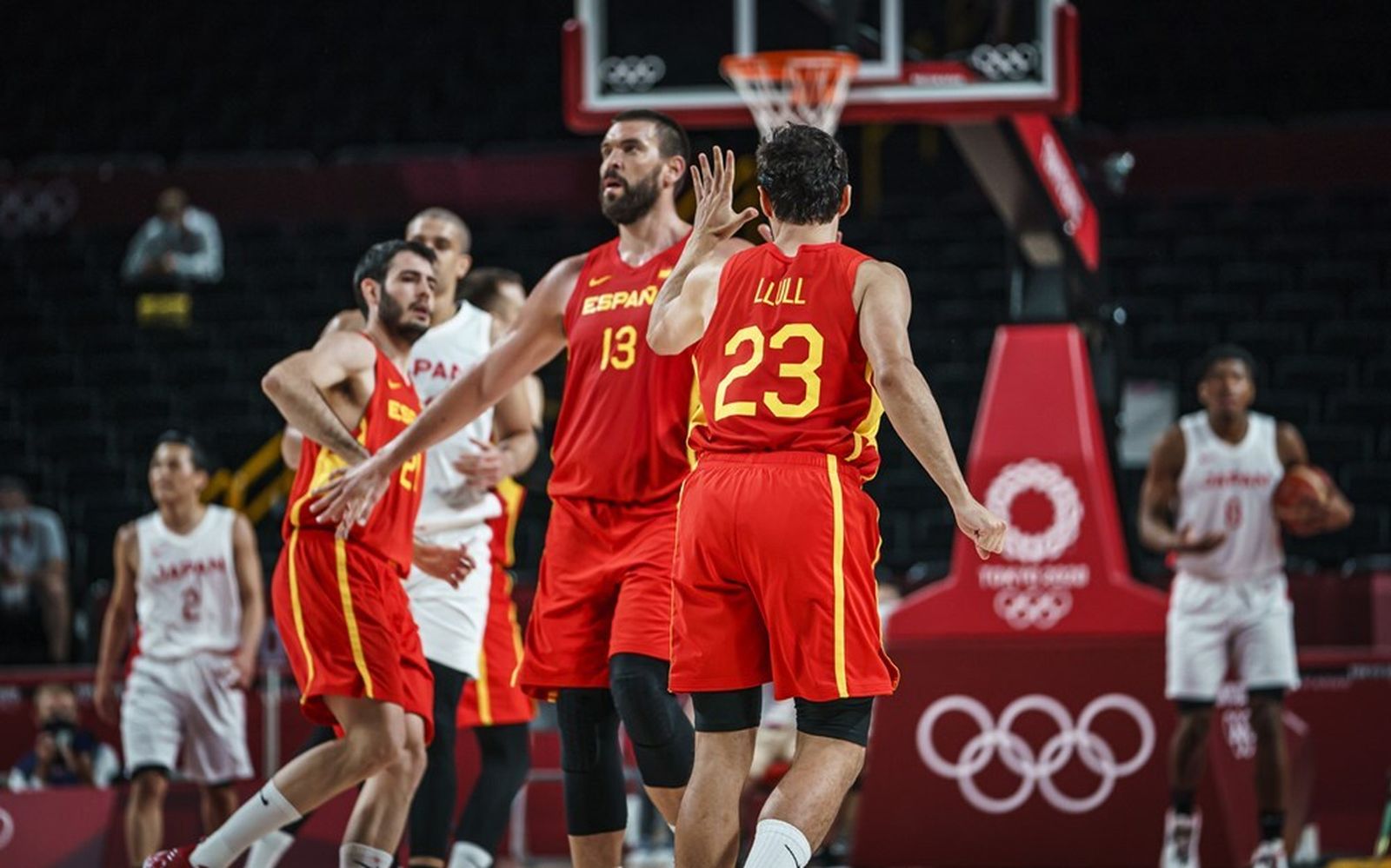 Llull y Abrines felicitan a Marc Gasol.