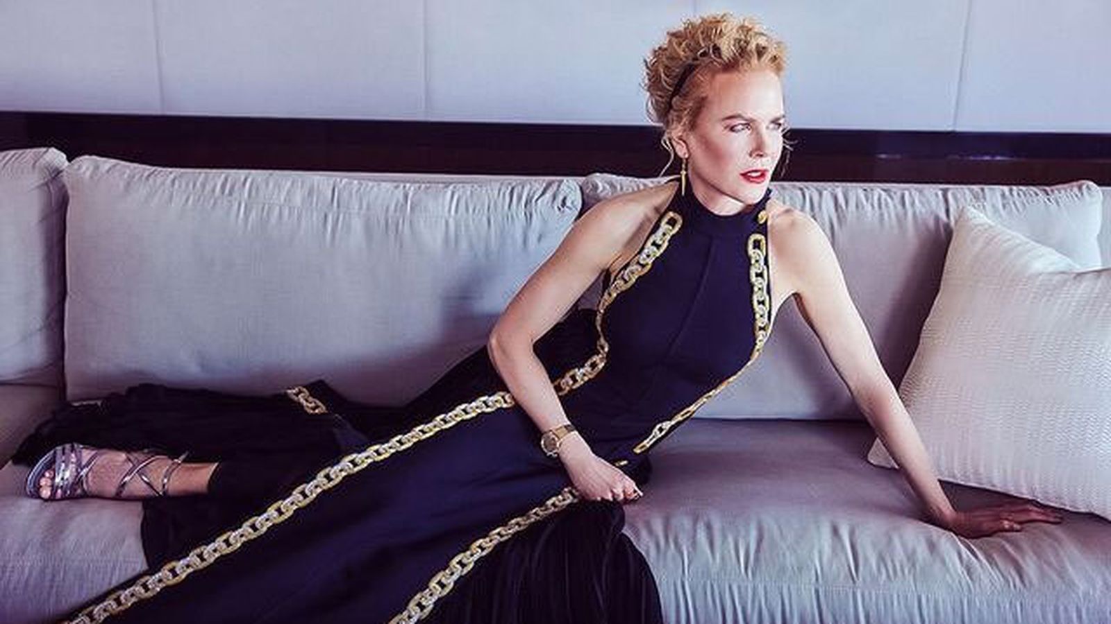 Nicole Kidman, con su Louis Vuitton de ensueño, en el sofá de su casa.