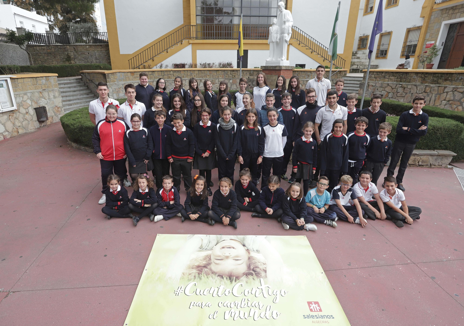 Una representación de los alumnos del colegio Salesianos.