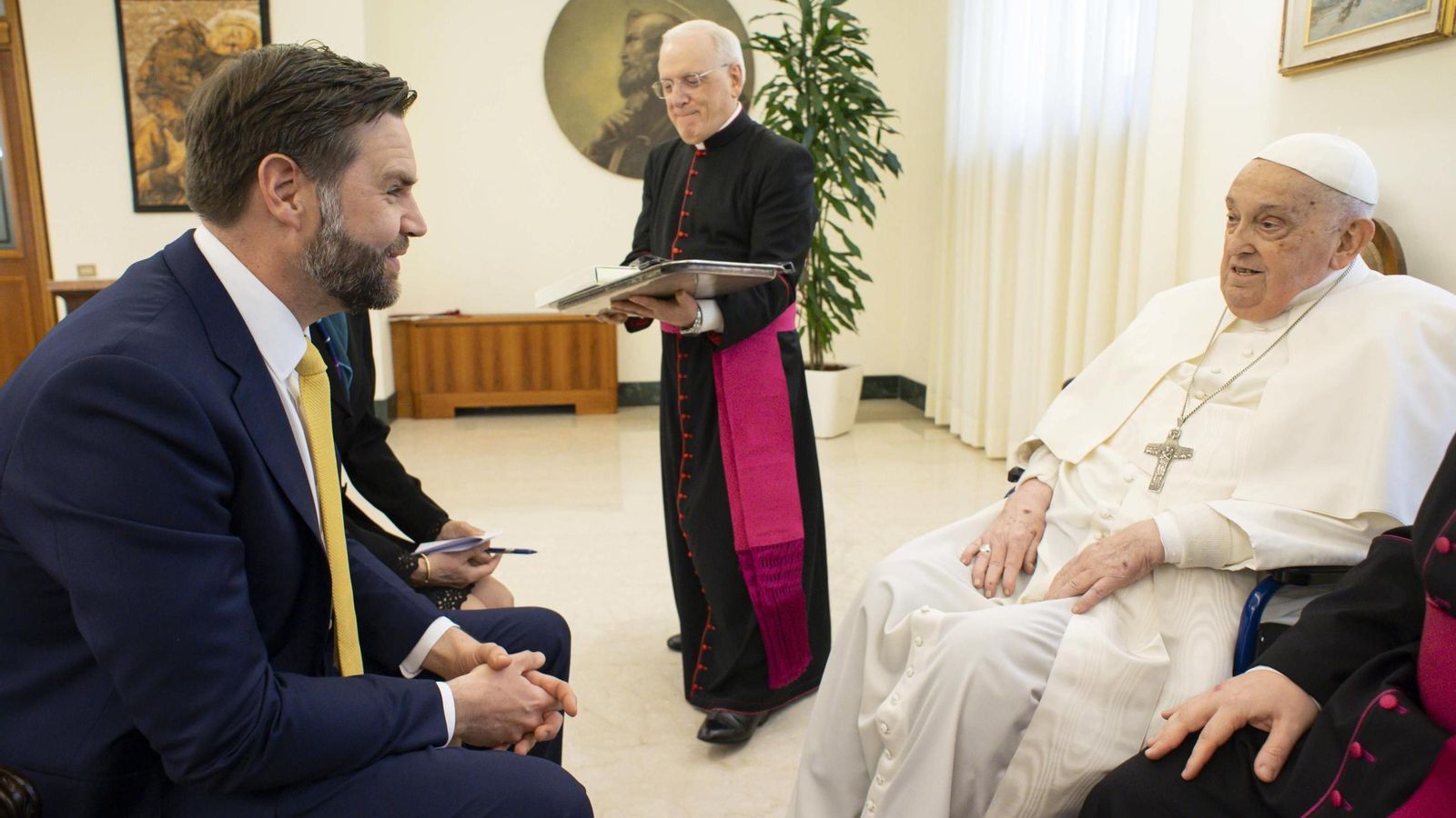 El Papa, con el vicepresidente de Estados Unidos, J. D. Vance, esta mañana.