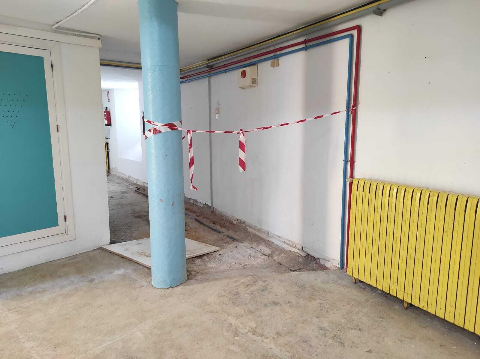 El estado del suelo actualmente en los pasillos de la guardería Virgen de la Palma.