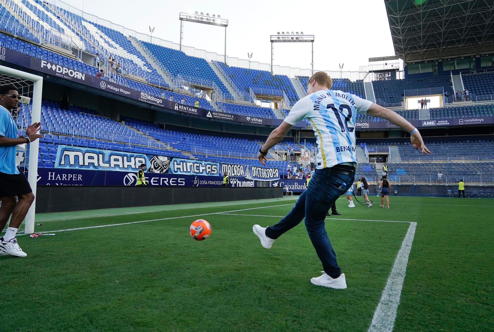 Alberto Díaz se anima con un tiro a portería.