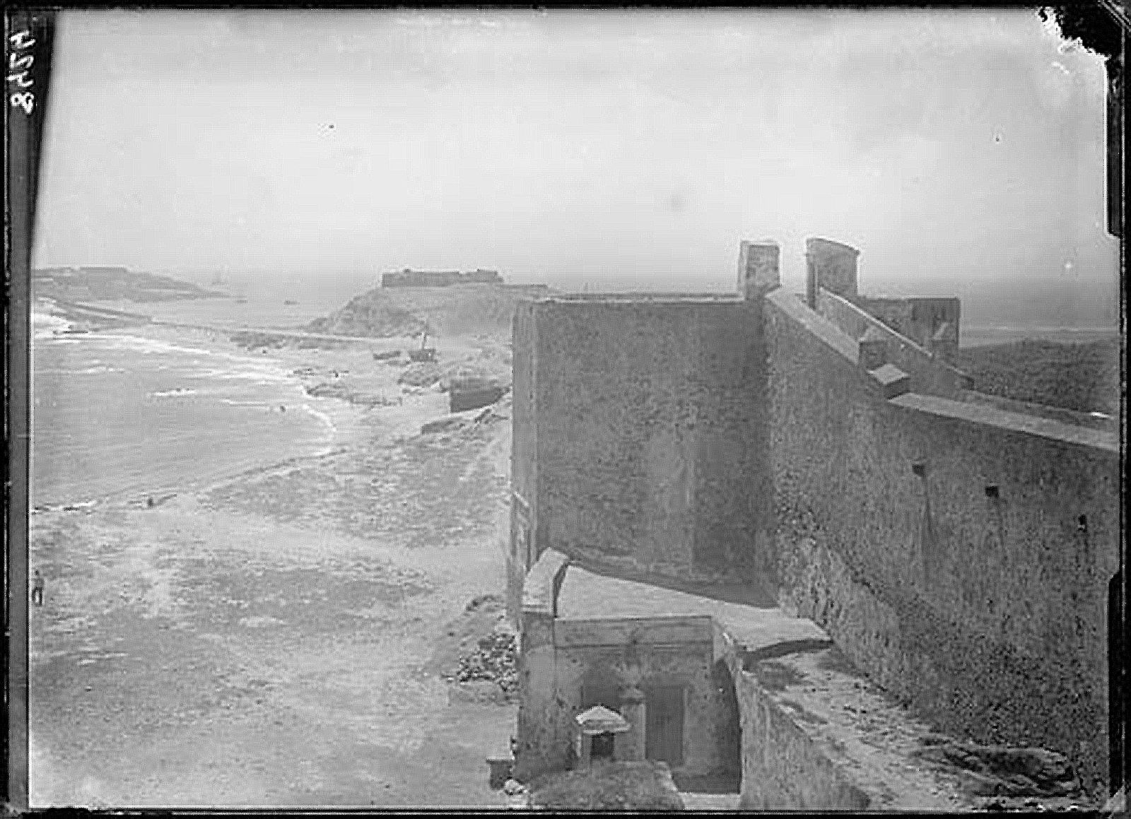 Foto del llamado torreón de Guzmán el Bueno, conocido como la Torre de los Tiros. Al fondo el cerro de Santa Catalina.