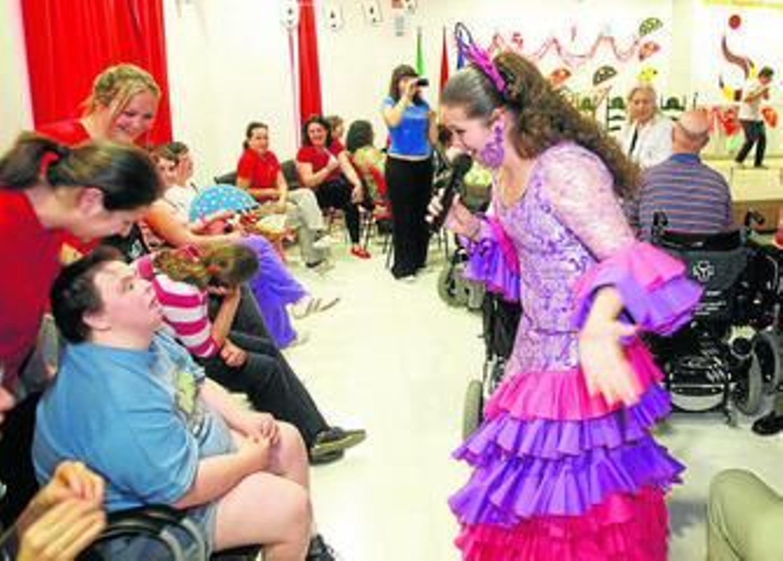 El guitarrista Rafael Trenas acompaña a una de sus alumnas.