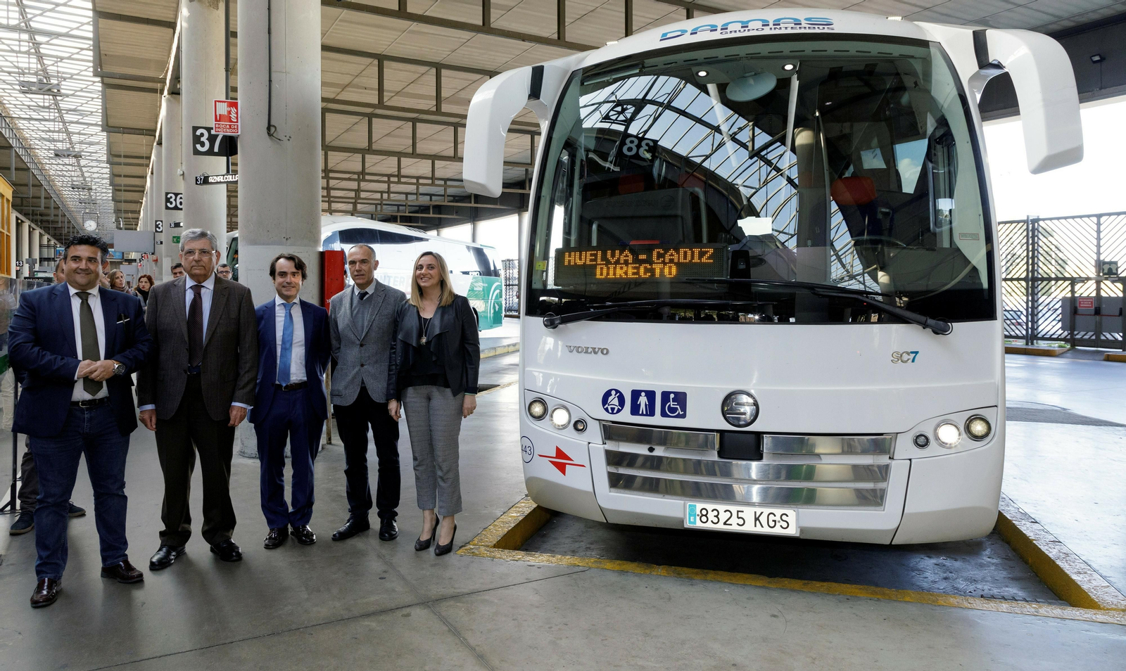 Marifrán Carazo junto a uno de los autobuses.