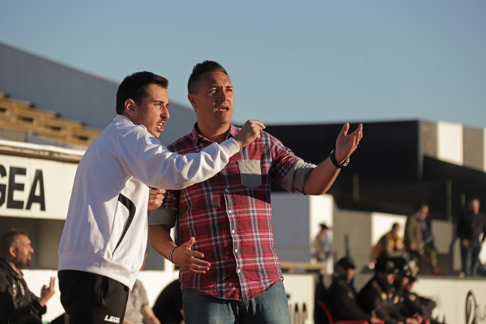 Jordi Roger conversa con su segundo, Josu Pando, durante el encuentro.