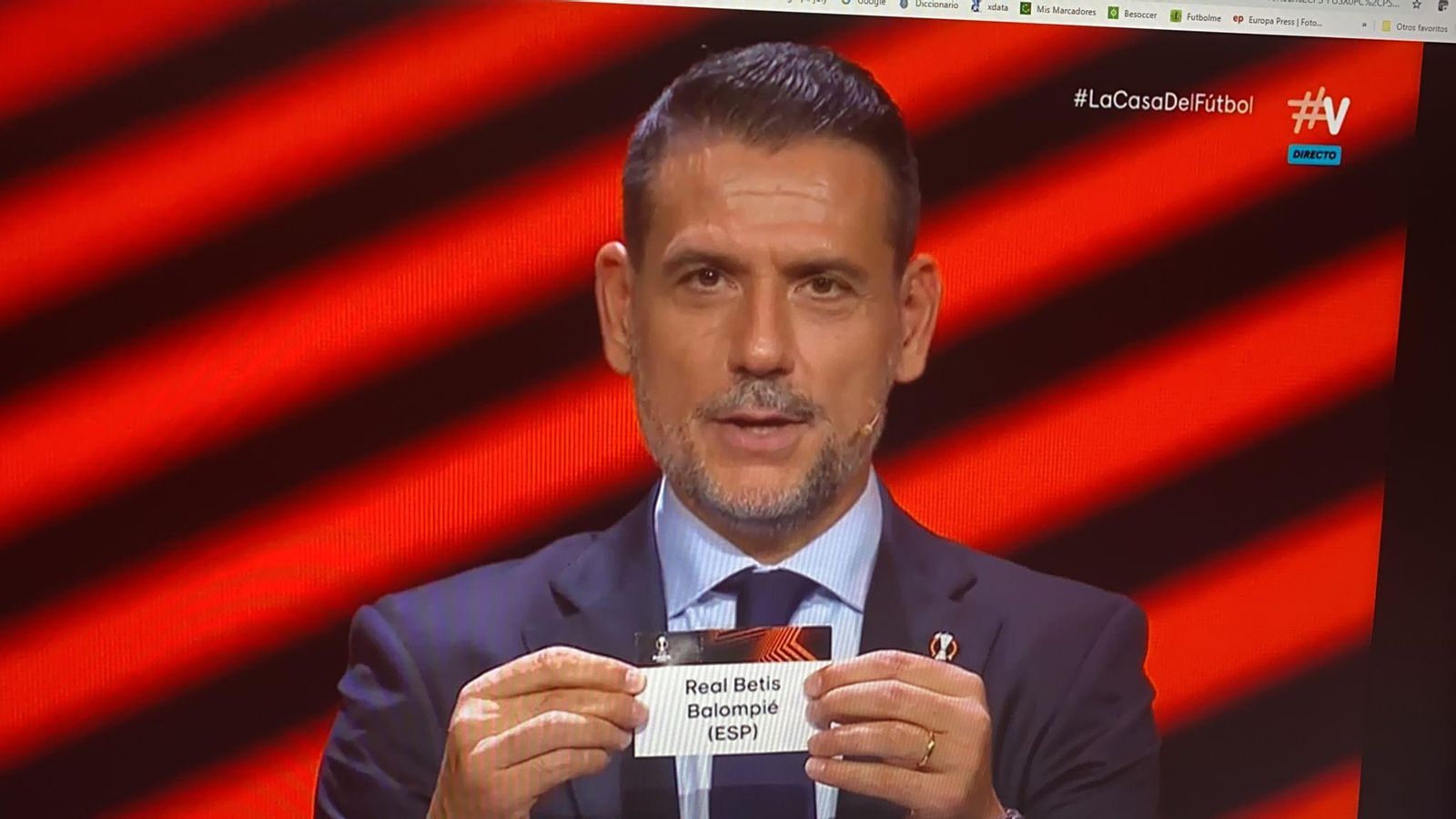 Andrés Palop saca la bola del Betis en el sorteo.