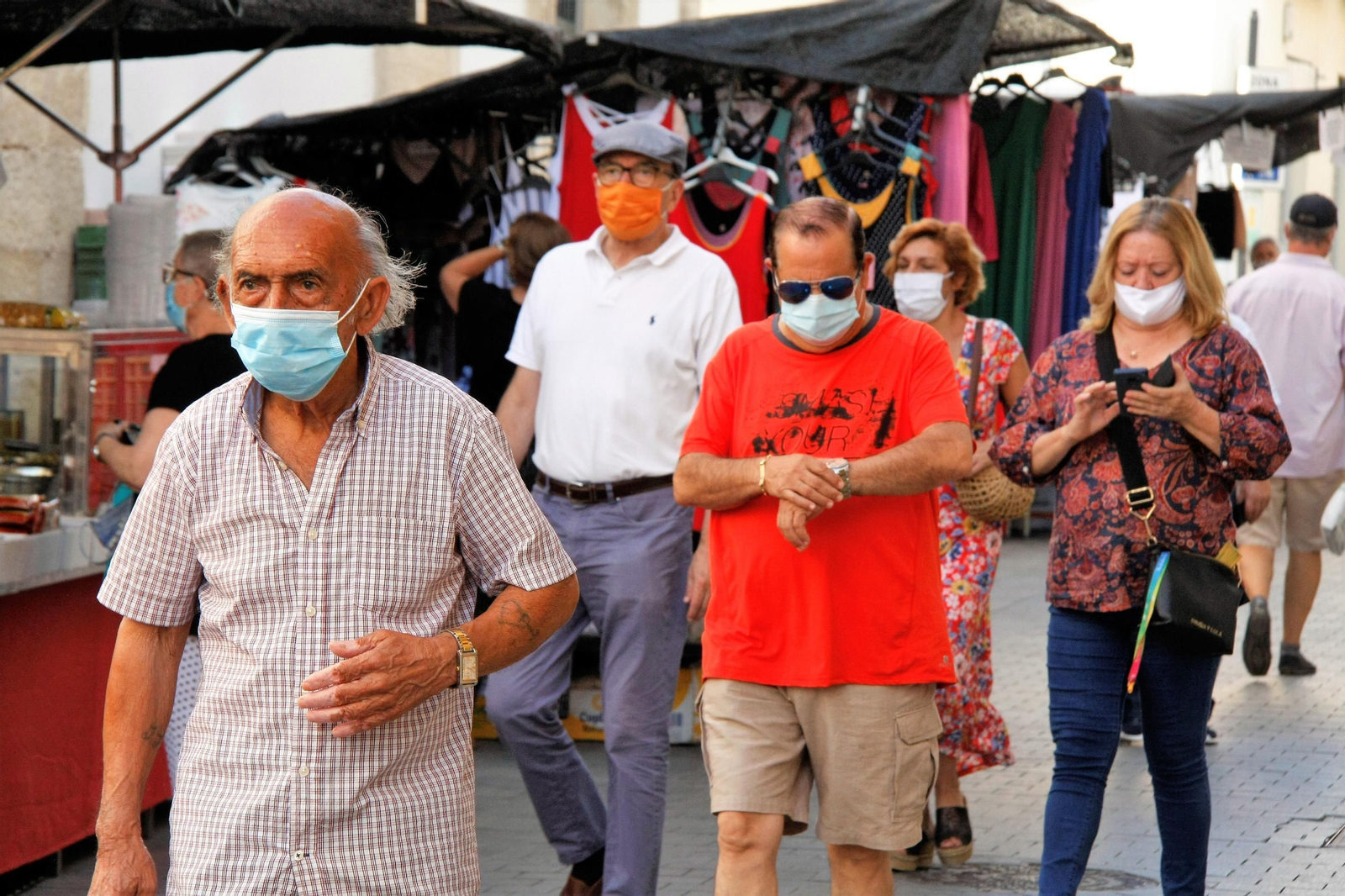 Primer día de la orden de mascarilas obligatorias en la Bahía de Cádiz