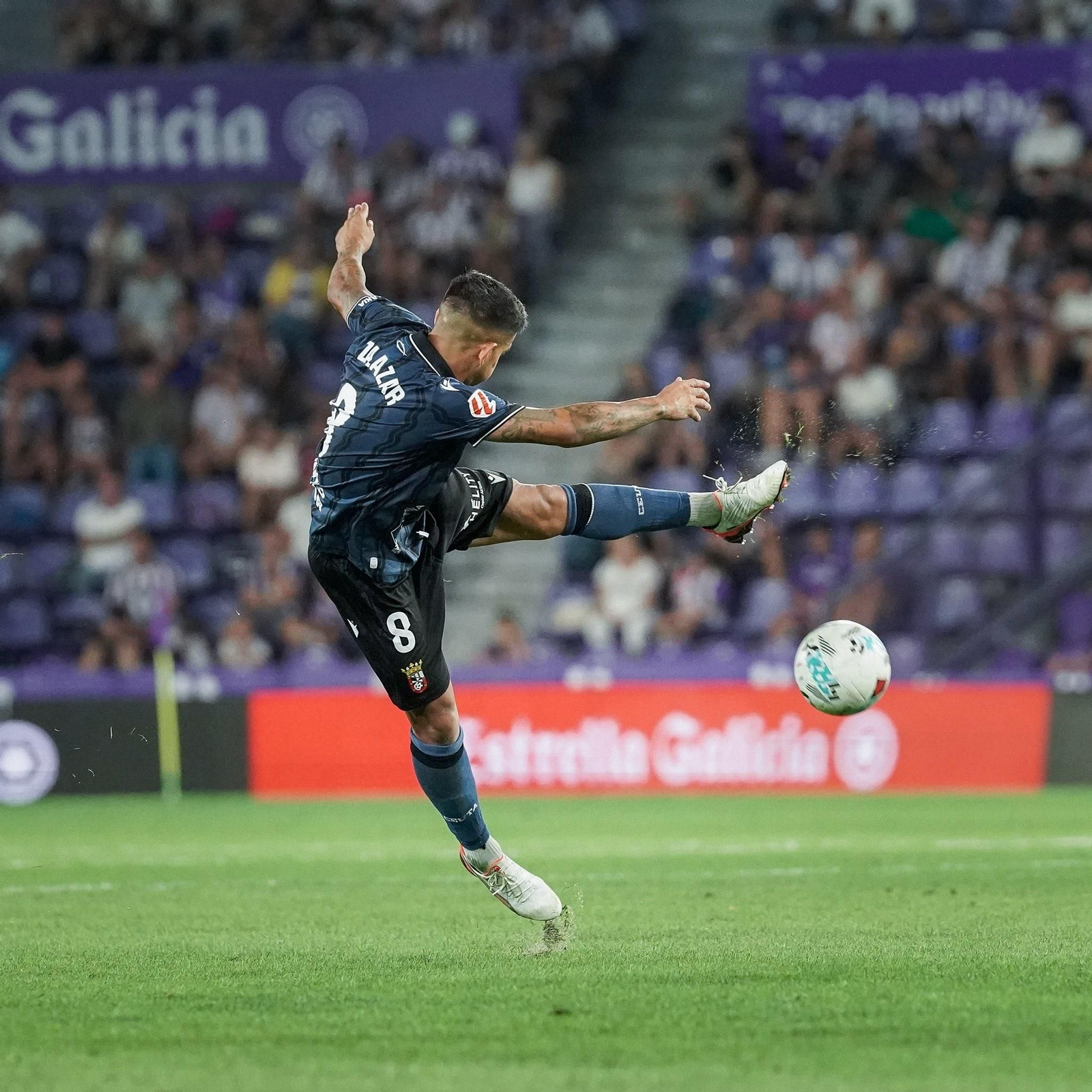 Kuki Zalazar golpea el balón durante un partido con el Ceuta.
