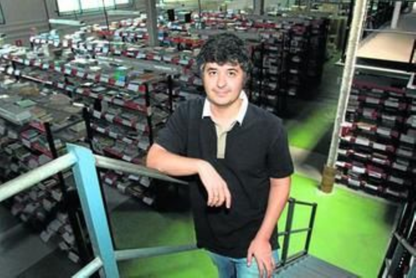 Miguel Ángel Ferrero, en el almacén que 'Agapea.com' tiene instalado en Málaga.