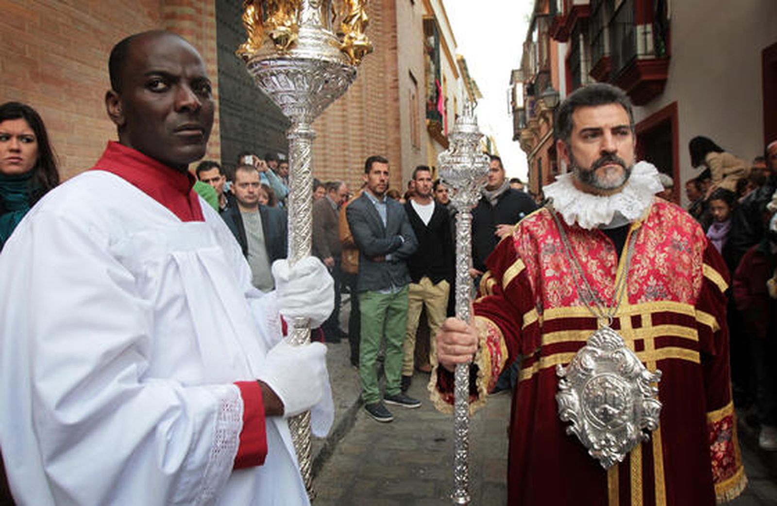 Un dalmática y el pertiguero del Cristo del Amor, frente al Convento de las Reparadoras en la calle Chancillería.

Foto: Miguel Angel Gonzalez
