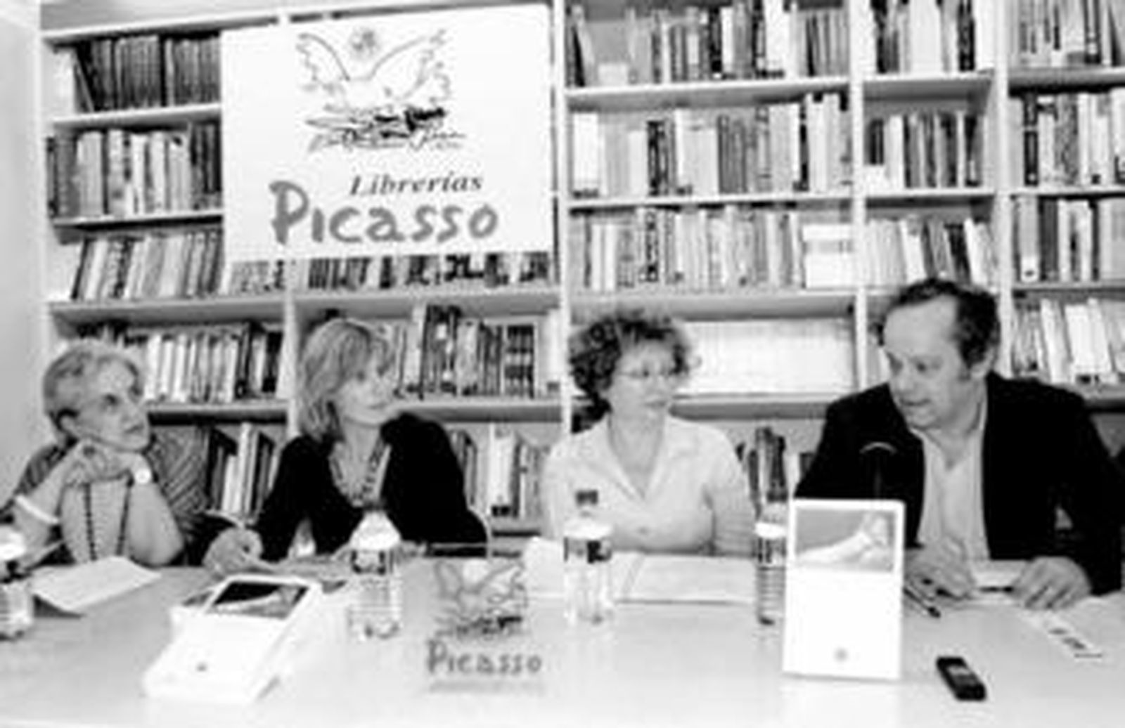 María Jesús Orbegozo, Flavia Cartoni, Elisa Martínez y el editor Javier Santillán.