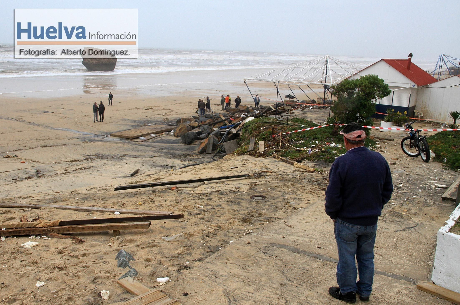 Imágenes del temporal de viento y lluvia en la playa de Matalascañas