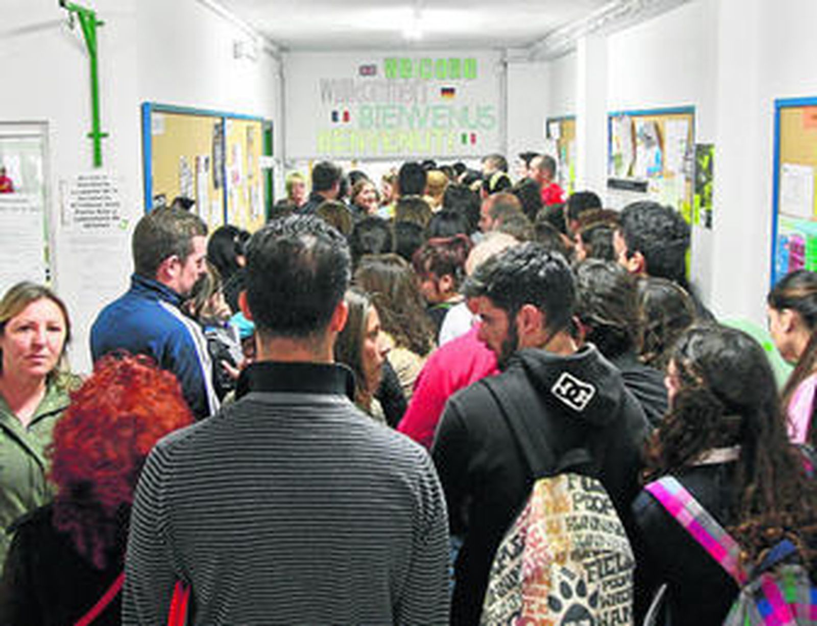 Amalia González, directora de la academia de inglés Minerva, con algunos de sus alumnos.