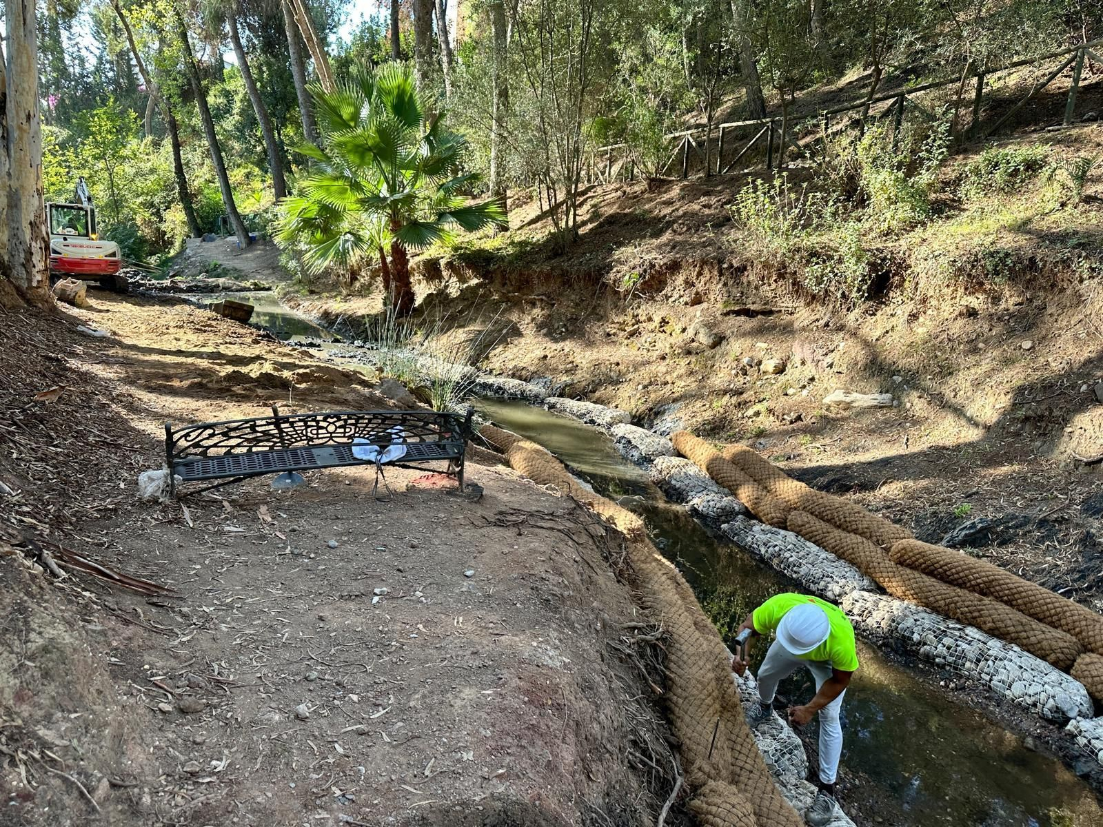 Operarios trabajando en el cauce del arroyo Las Presas. Operarios trabajando en el cauce del arroyo Las Presas.