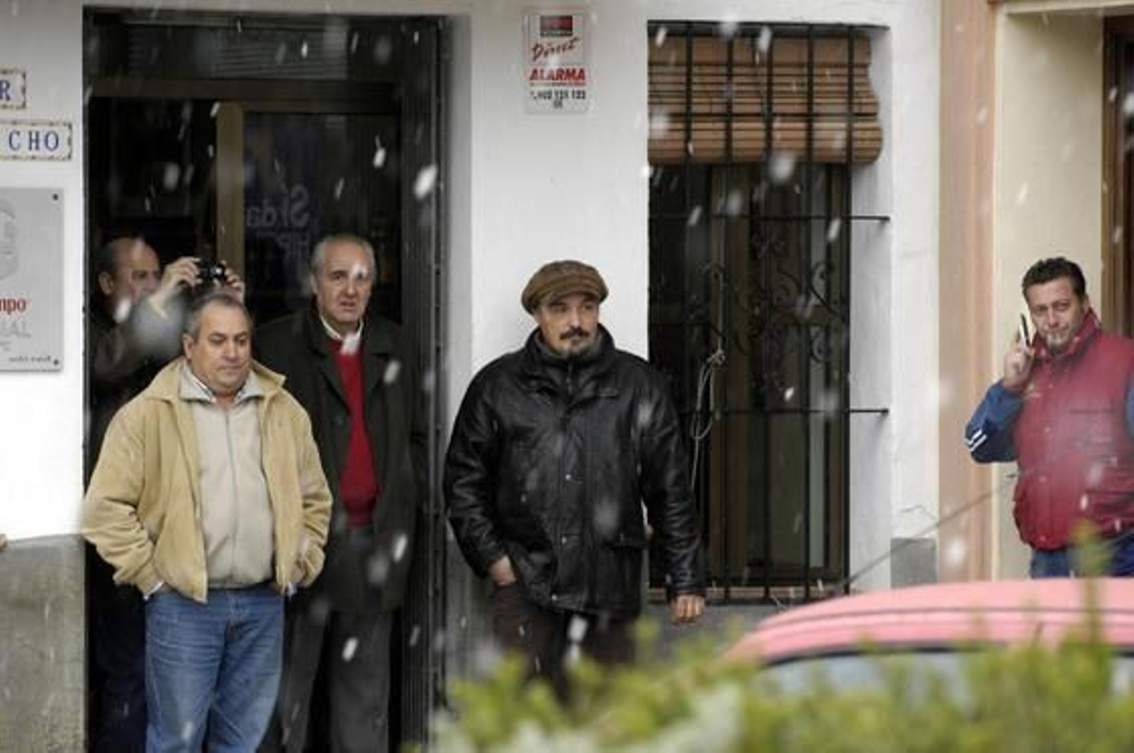 Los habitantes de los pueblos de Sevilla contemplan la nevada.

Foto: Juan Carlos Muñoz, Manuel Gómez, Antonio Pizarro