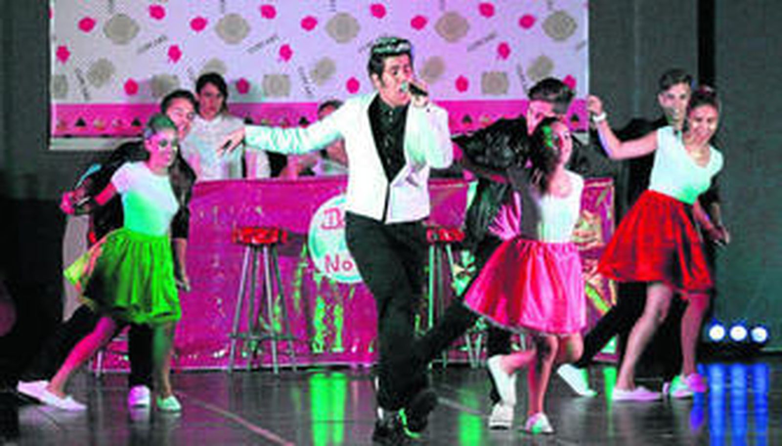 Distintos momentos del musical 'Dando la nota de los 50's a los 80's' ayer, en el centro social La Orden.