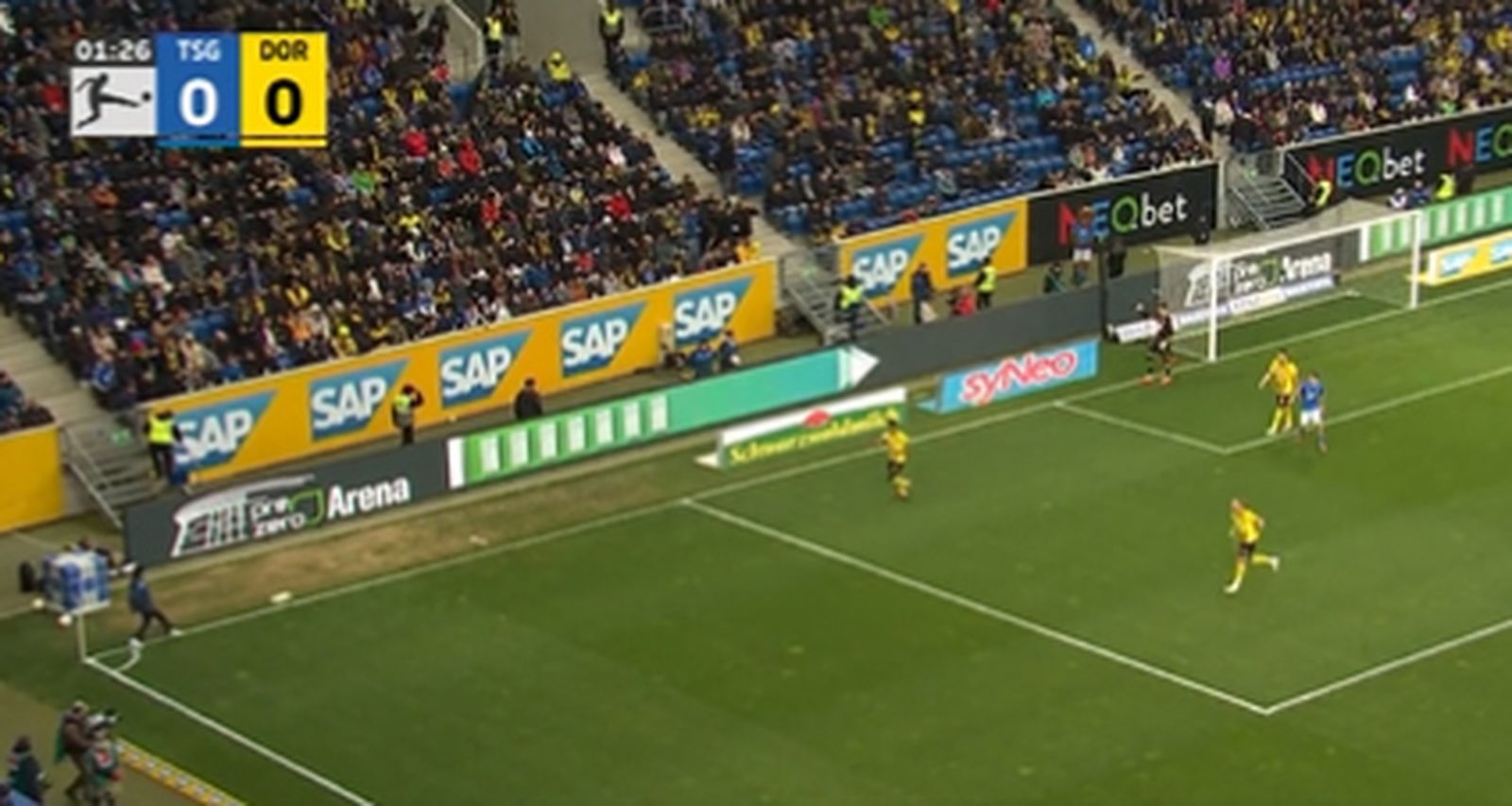 Momento en el que el joven recoge pelotas devuelve la pelota sin que salga del campo.