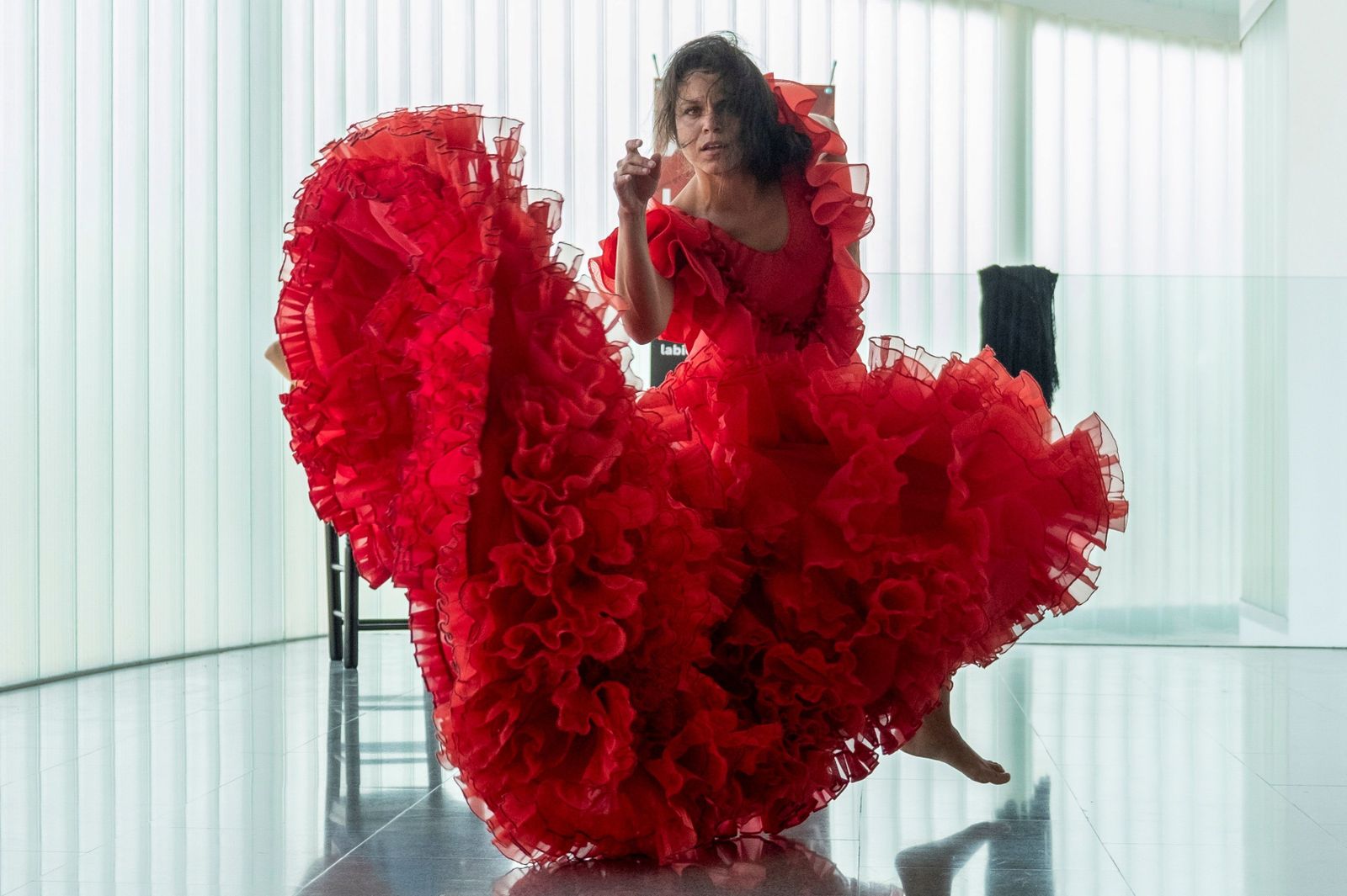 María Moreno con bata de cola roja, lista para inaugurar la Bienal.