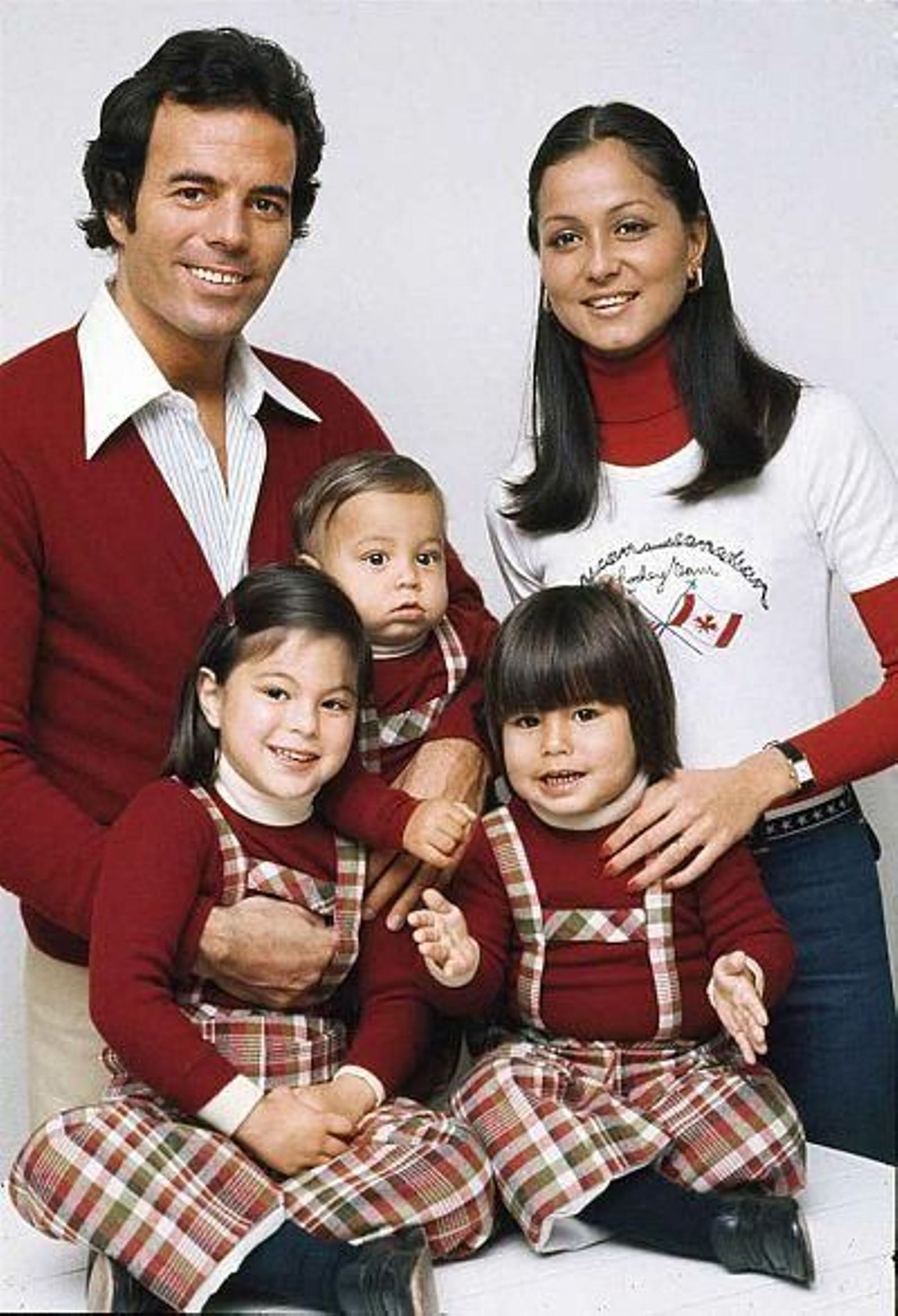 Julio Iglesias e Isabel Preysler posan sonrientes junto a sus tres hijos.