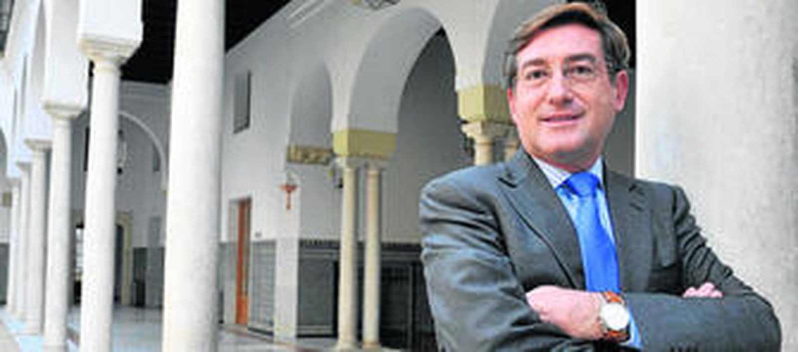 Rafael Carmona posa en los pasillos del Parlamento andaluz, donde ocupa un desepacho en el Grupo Popular.