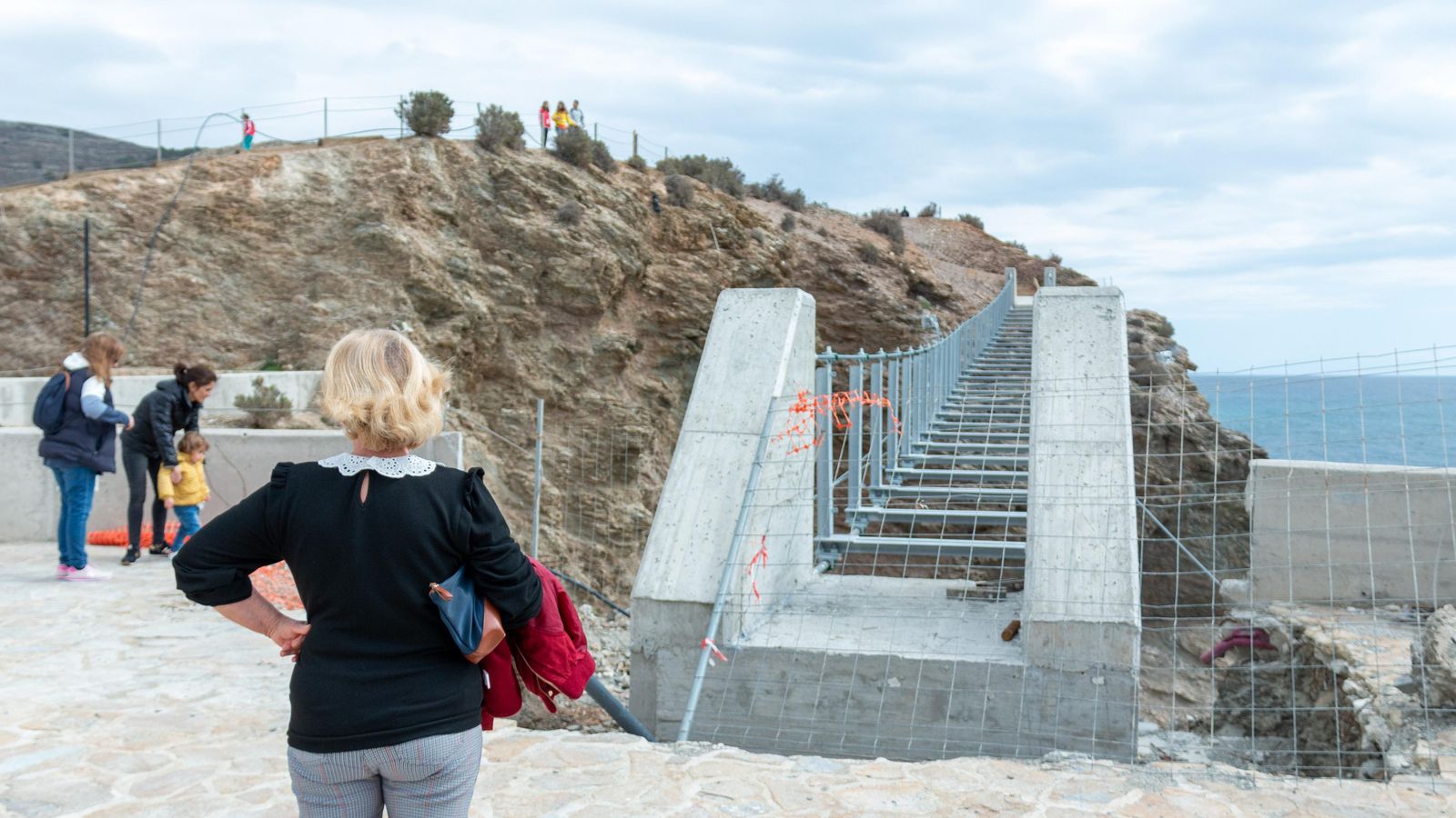 Una mujer observa los avances del puente colgante de Torrenueva Una mujer observa los avances del puente colgante de Torrenueva